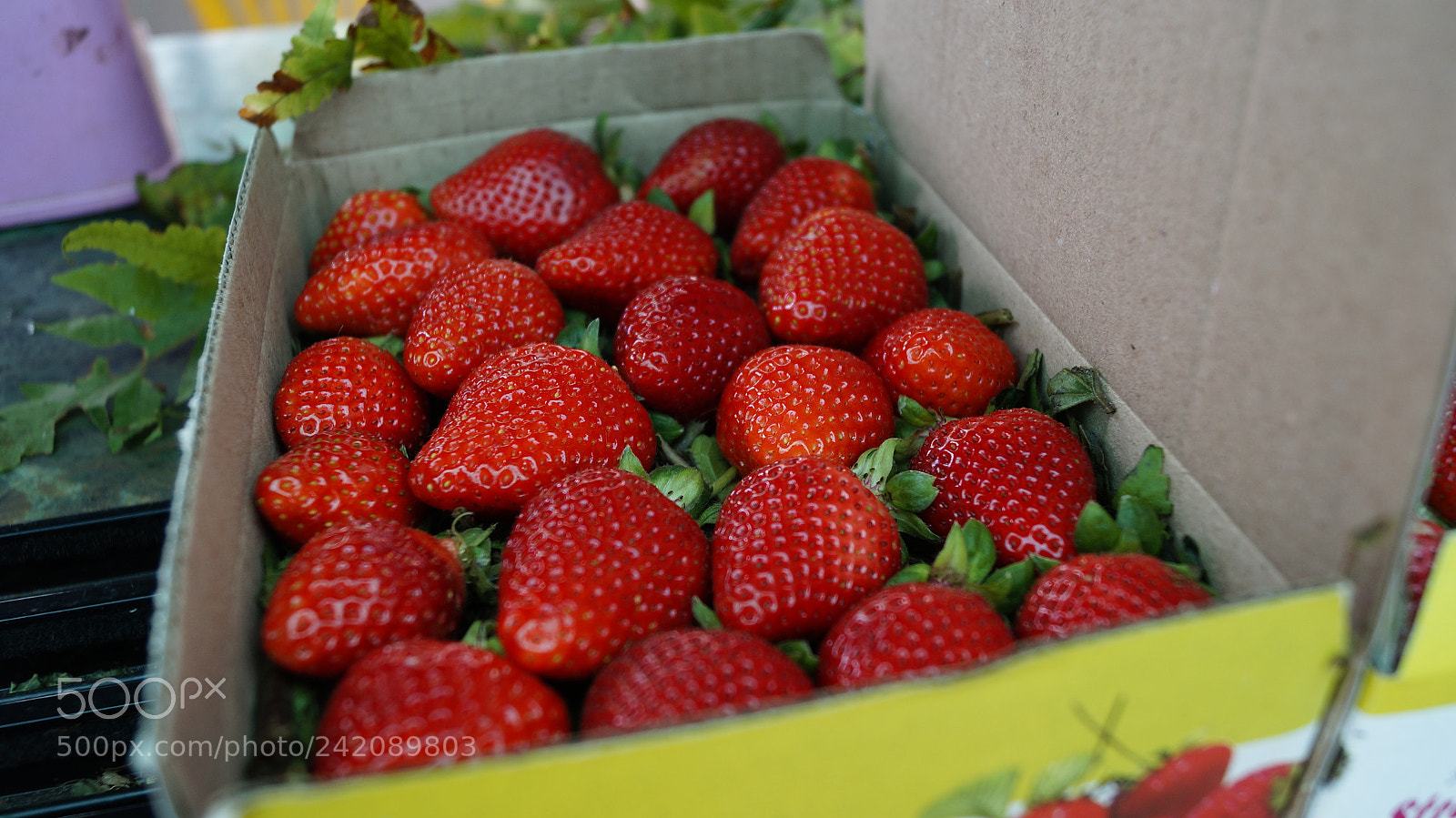 Sony SLT-A57 sample photo. Strawberry in the box photography