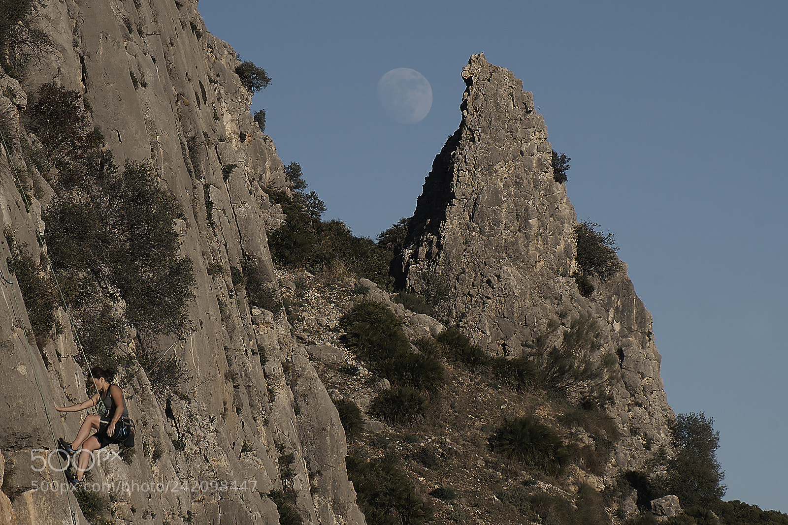 Sony ILCA-77M2 sample photo. Luna, montaña, escaladora photography