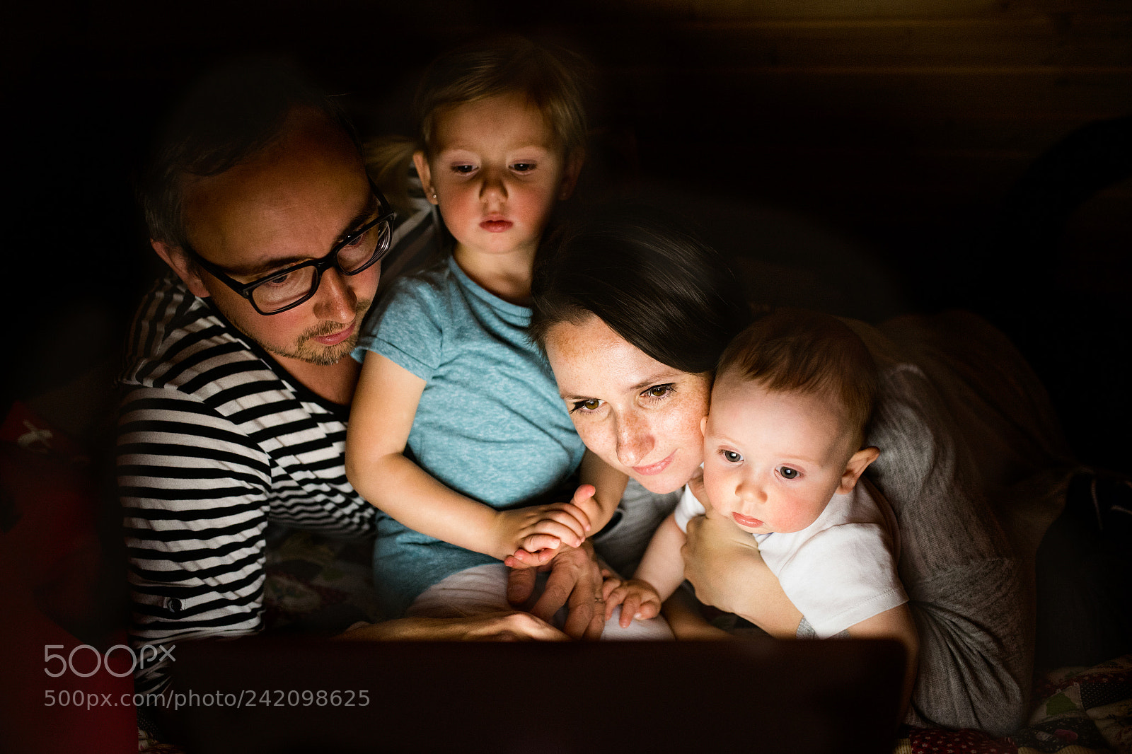 Nikon D5 sample photo. Young parents with little photography