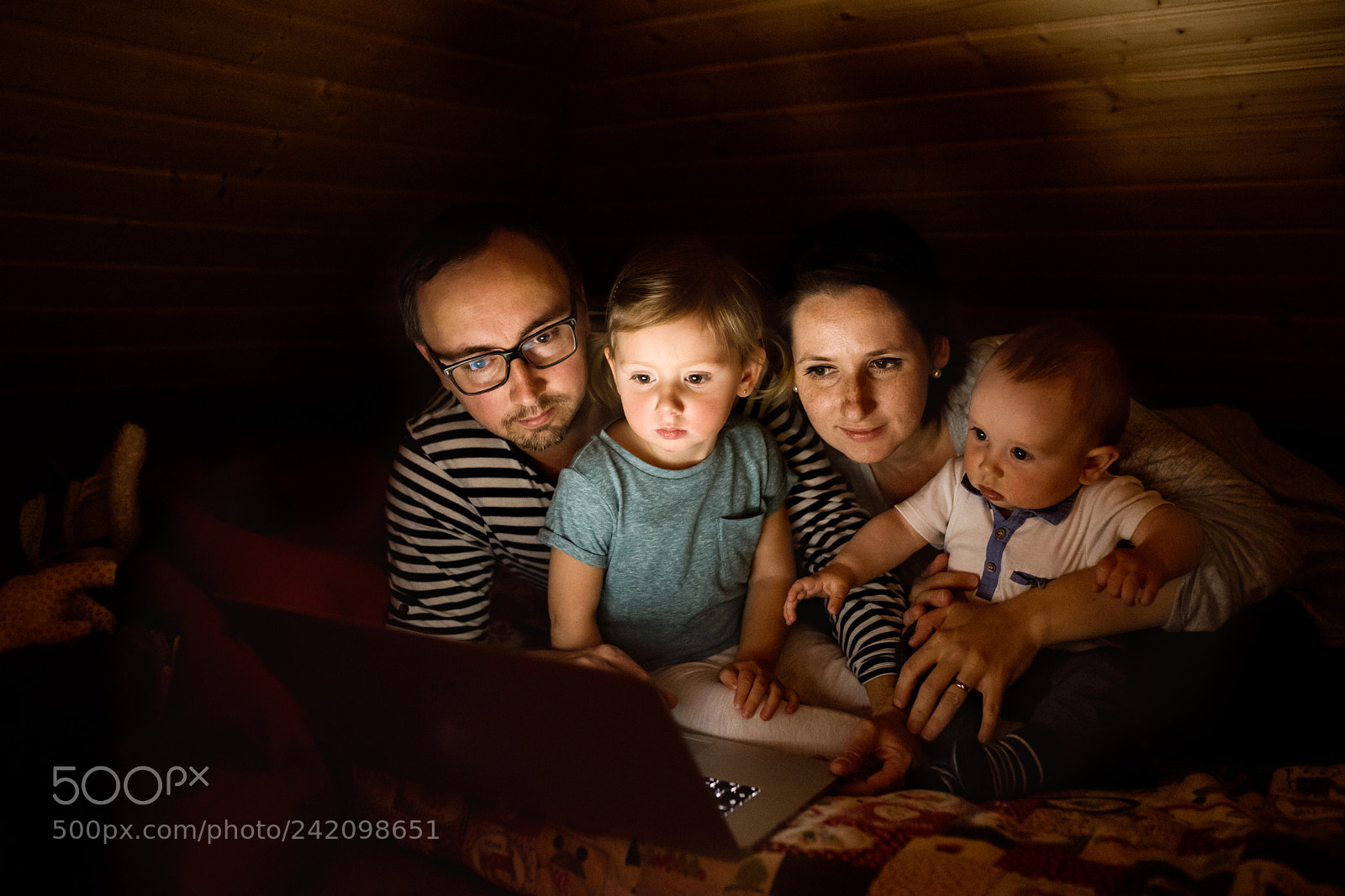 Nikon D5 sample photo. Young parents with little photography