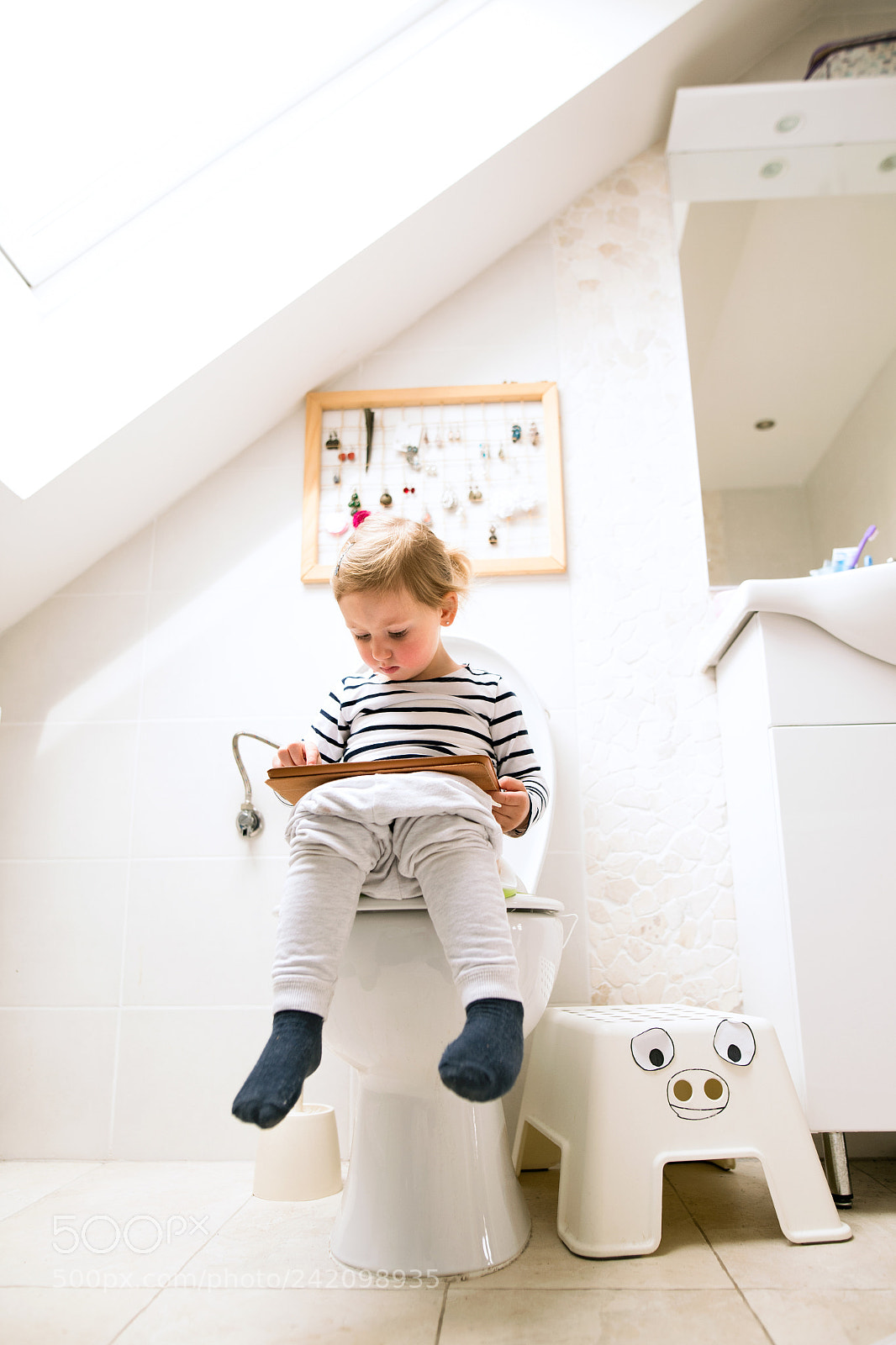 Nikon D5 sample photo. Little girl with tablet photography