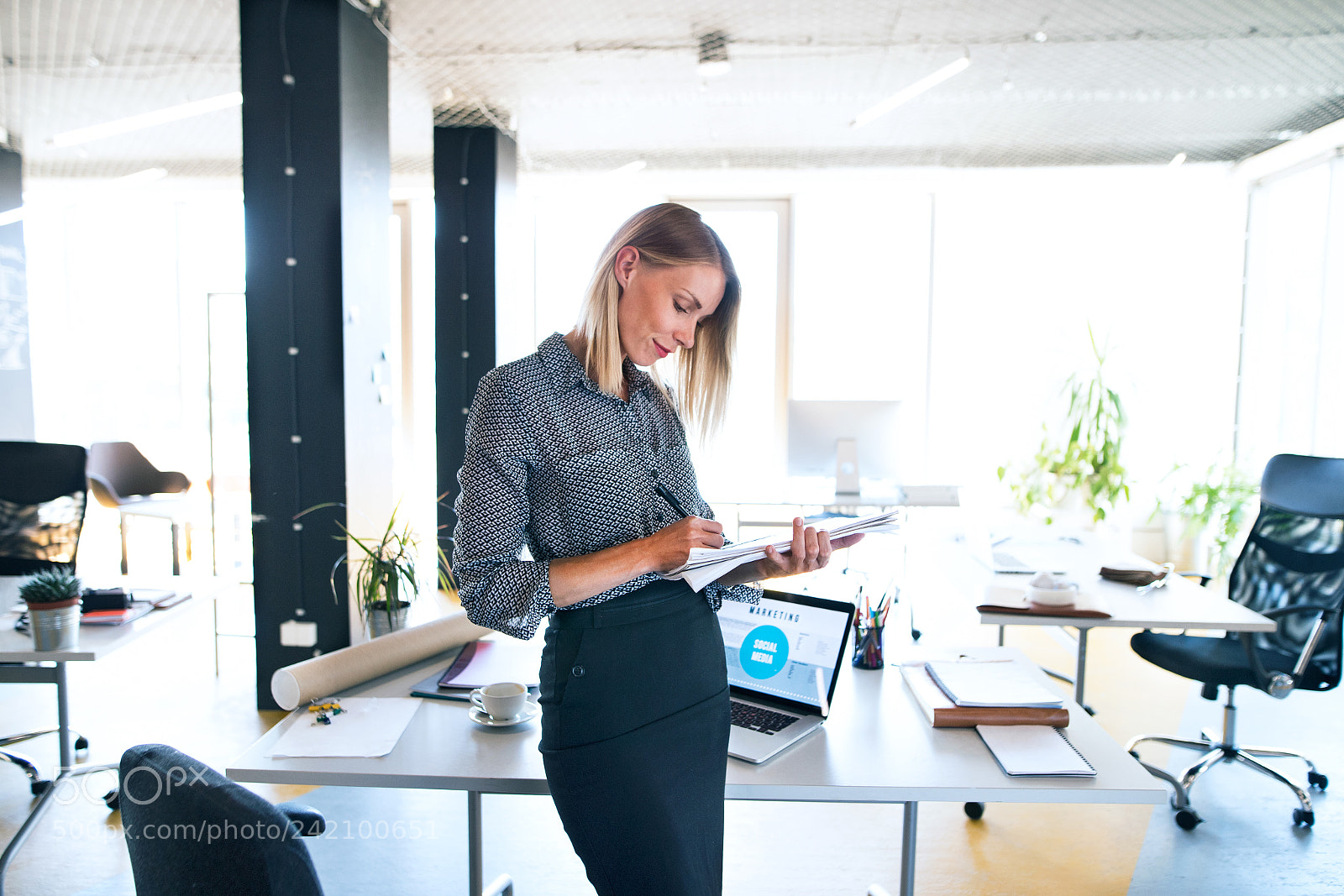 Nikon D5 sample photo. Businesswoman with notebook at photography