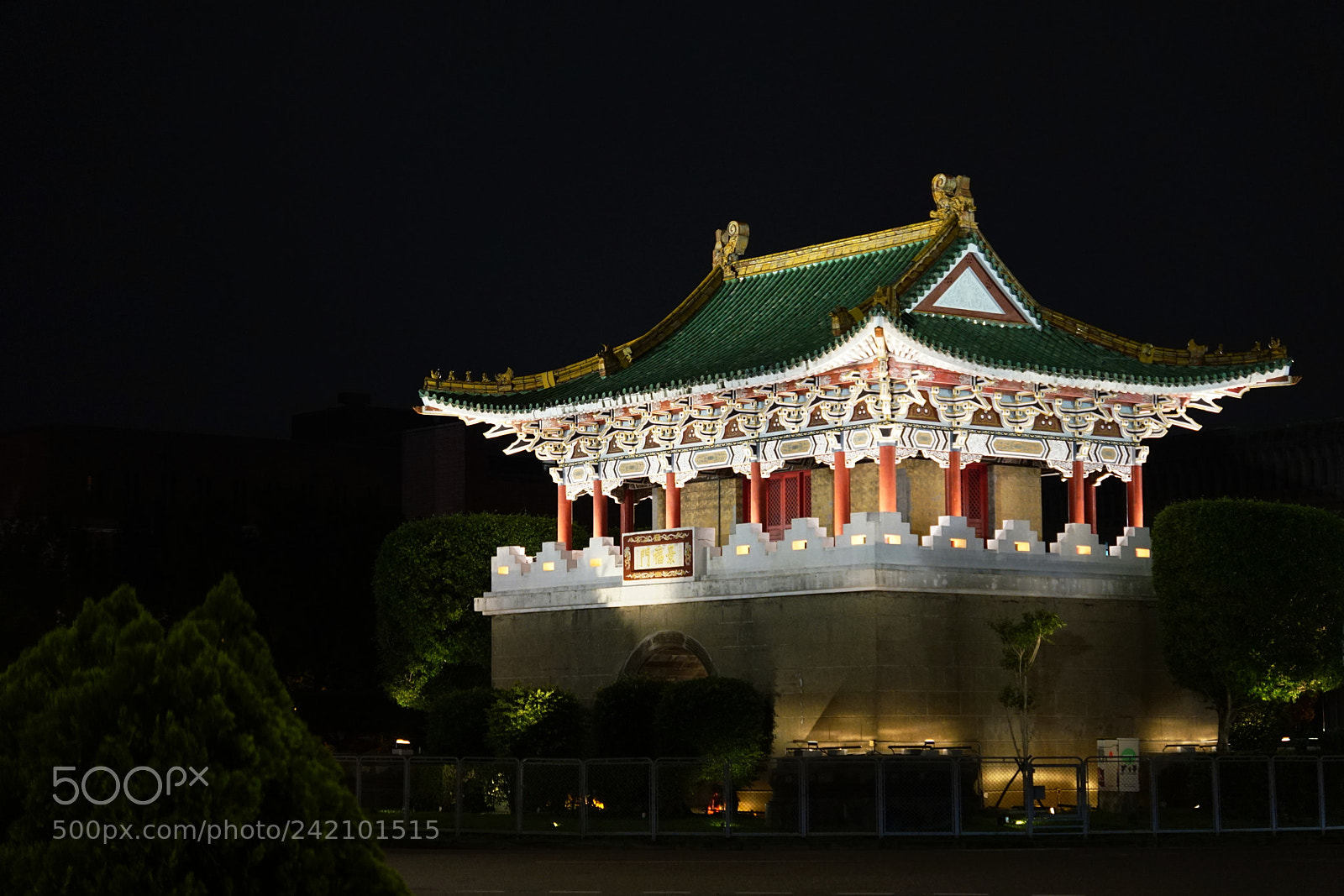 Sony DT 16-50mm F2.8 SSM sample photo. The gate of the photography