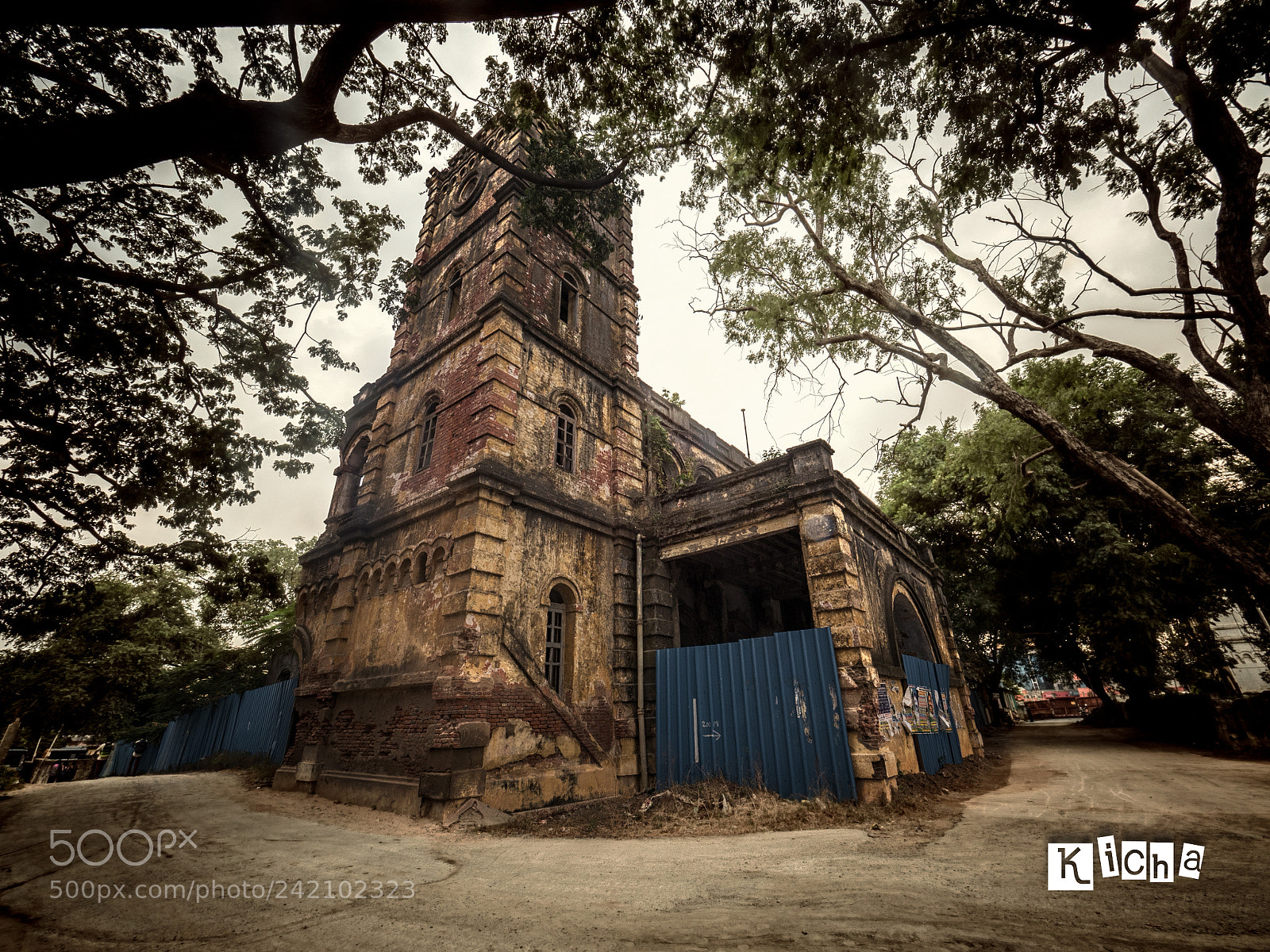Olympus OM-D E-M5 II sample photo. A dilapidated building photography