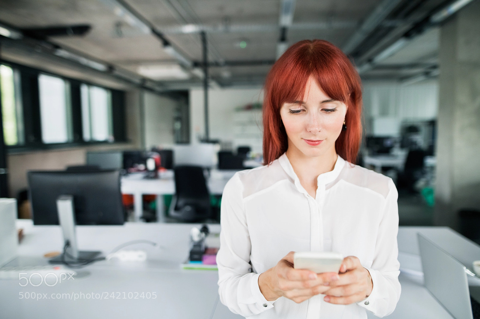 Nikon D5 sample photo. Businesswoman with smartphone in photography