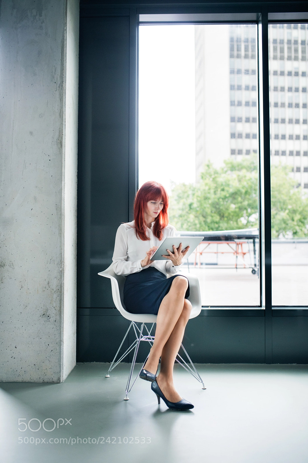 Nikon D5 sample photo. Businesswoman with tablet in photography