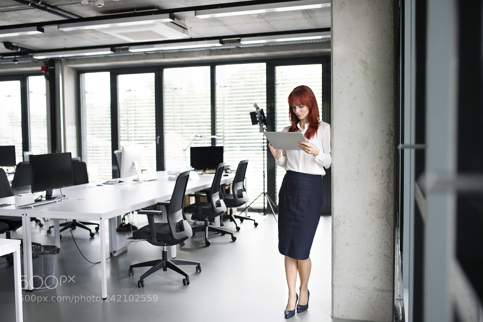 Nikon D5 sample photo. Businesswoman with tablet in photography