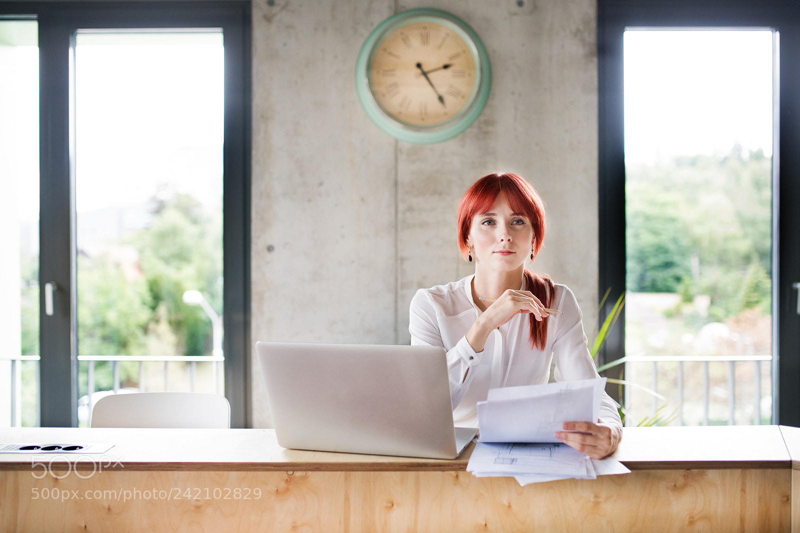 Nikon D5 sample photo. Businesswoman with laptop in photography