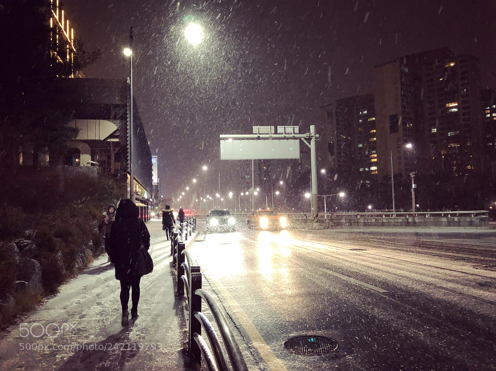 Apple iPhone X sample photo. A snowy night photography