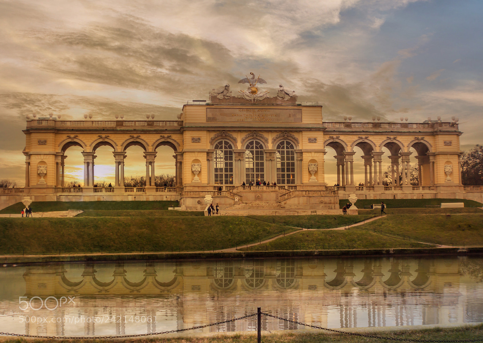 Canon EOS 550D (EOS Rebel T2i / EOS Kiss X4) sample photo. Reflections of the gloriette photography