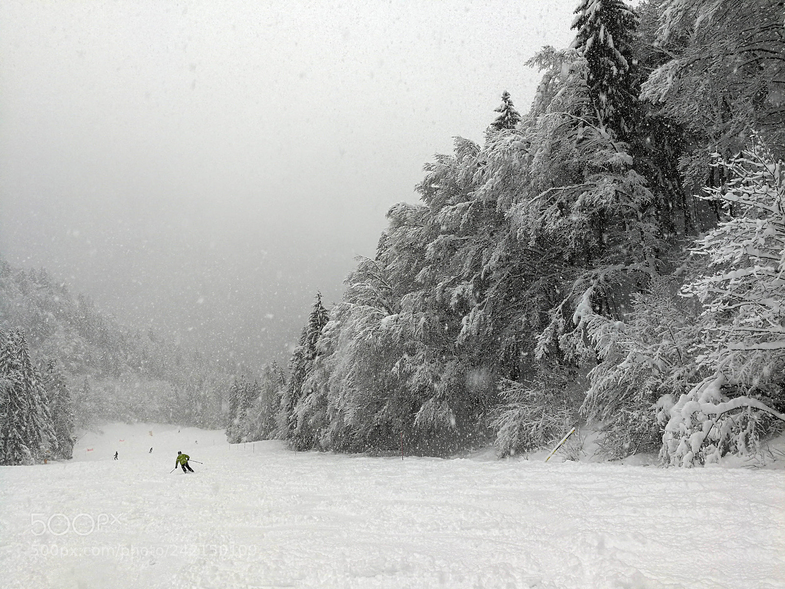 HUAWEI Mate 9 sample photo. Snowstorm skiing photography