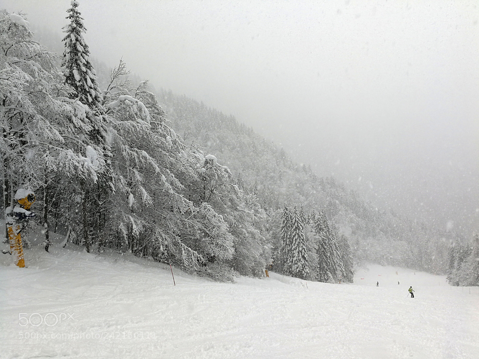 HUAWEI Mate 9 sample photo. Snowstorm skiing photography