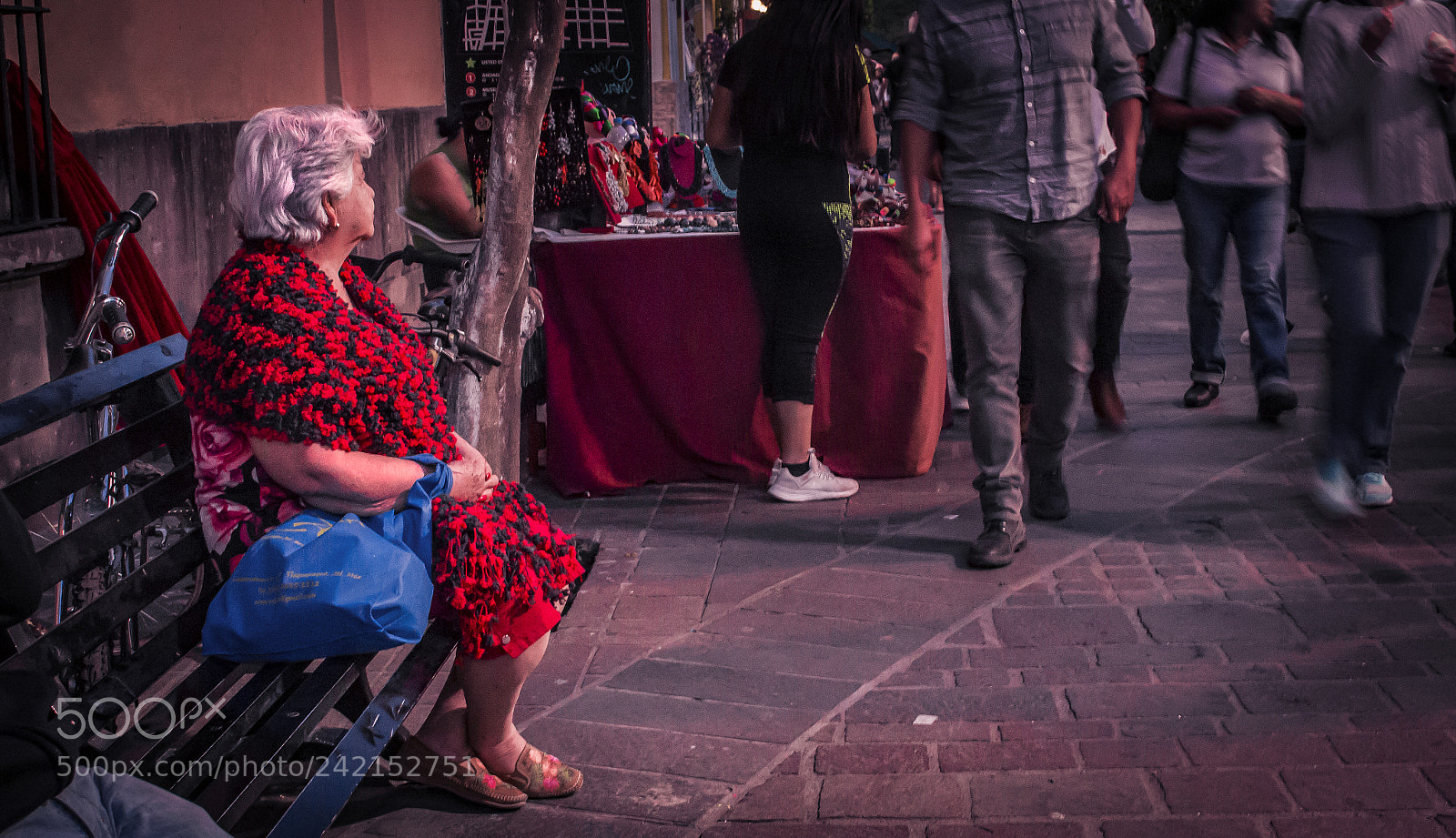 Canon EOS 700D (EOS Rebel T5i / EOS Kiss X7i) sample photo. Mexican woman is waiting photography