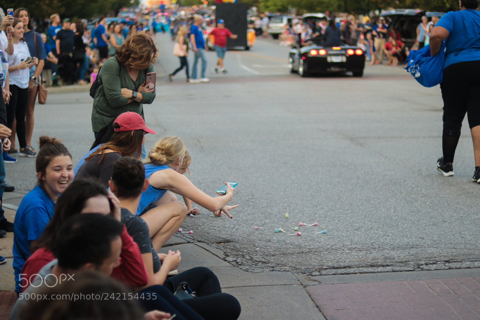 Canon EOS 750D (EOS Rebel T6i / EOS Kiss X8i) sample photo. Spectators grab for candy photography
