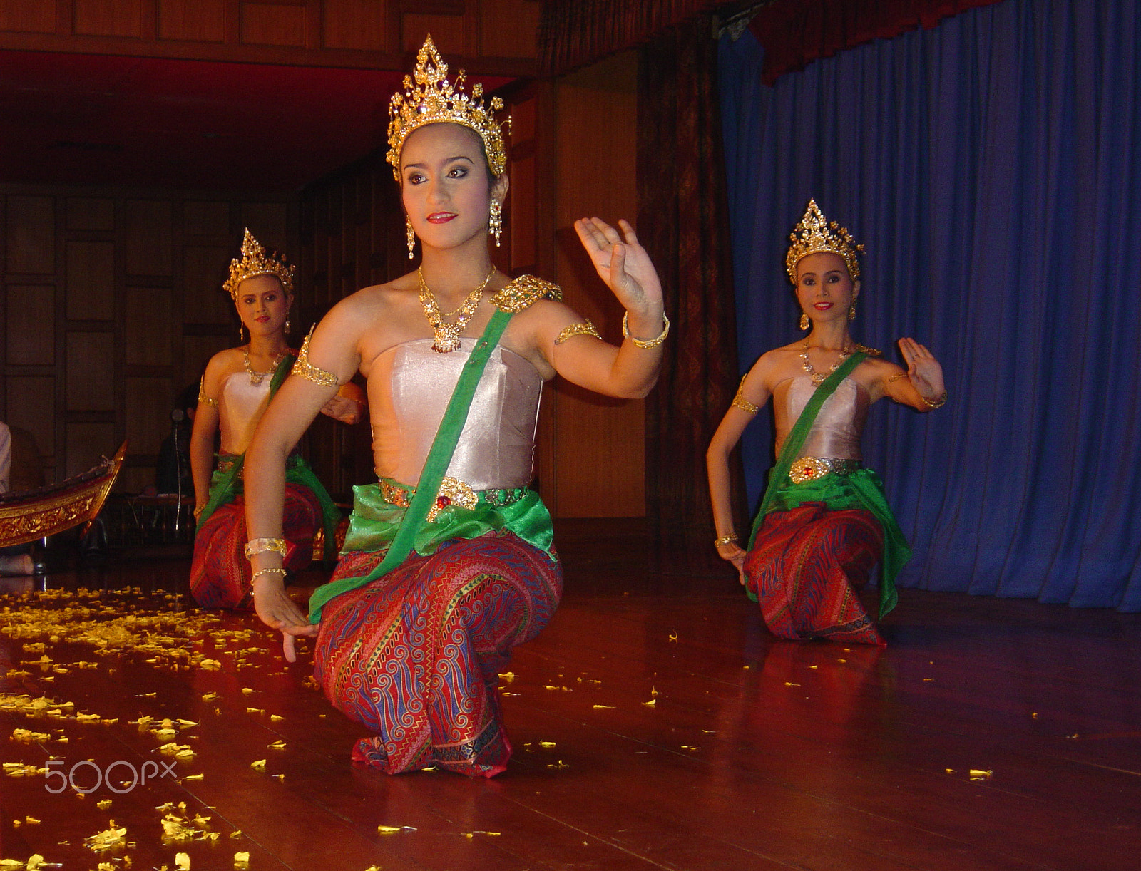 Sony DSC-P10 sample photo. Traditional dance on silom road (pascalnicot) photography