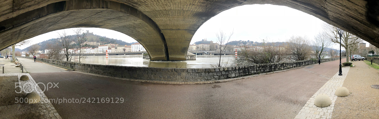 Apple iPhone 8 Plus sample photo. Sous le pont de photography