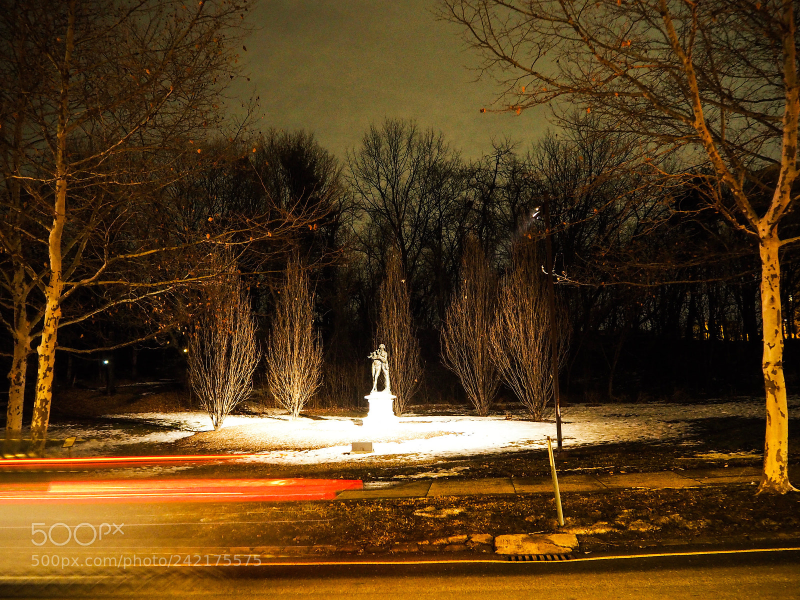 Olympus OM-D E-M10 II sample photo. Statue in the middle photography