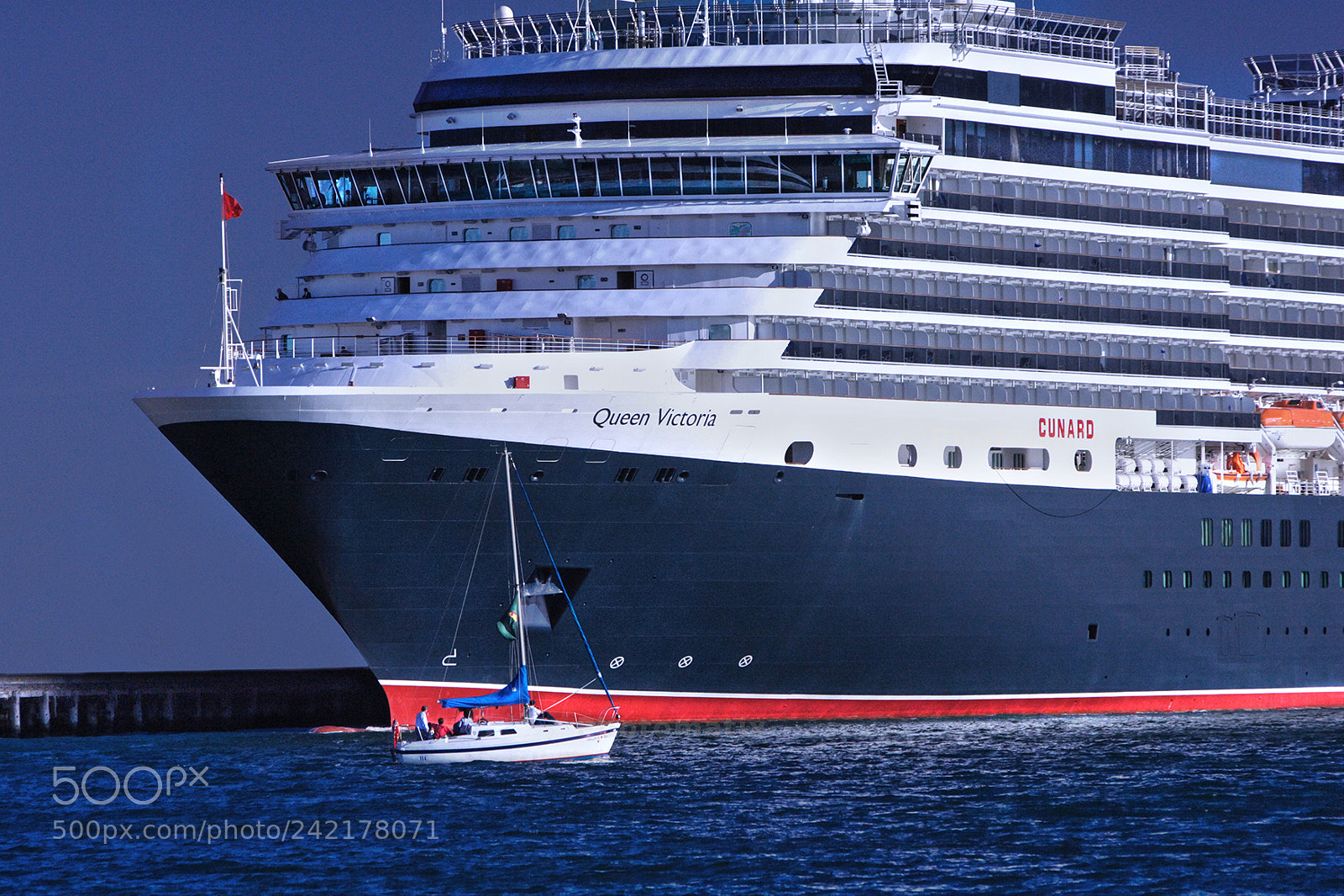 Canon EOS-1D Mark II sample photo. Qv @ station pier photography