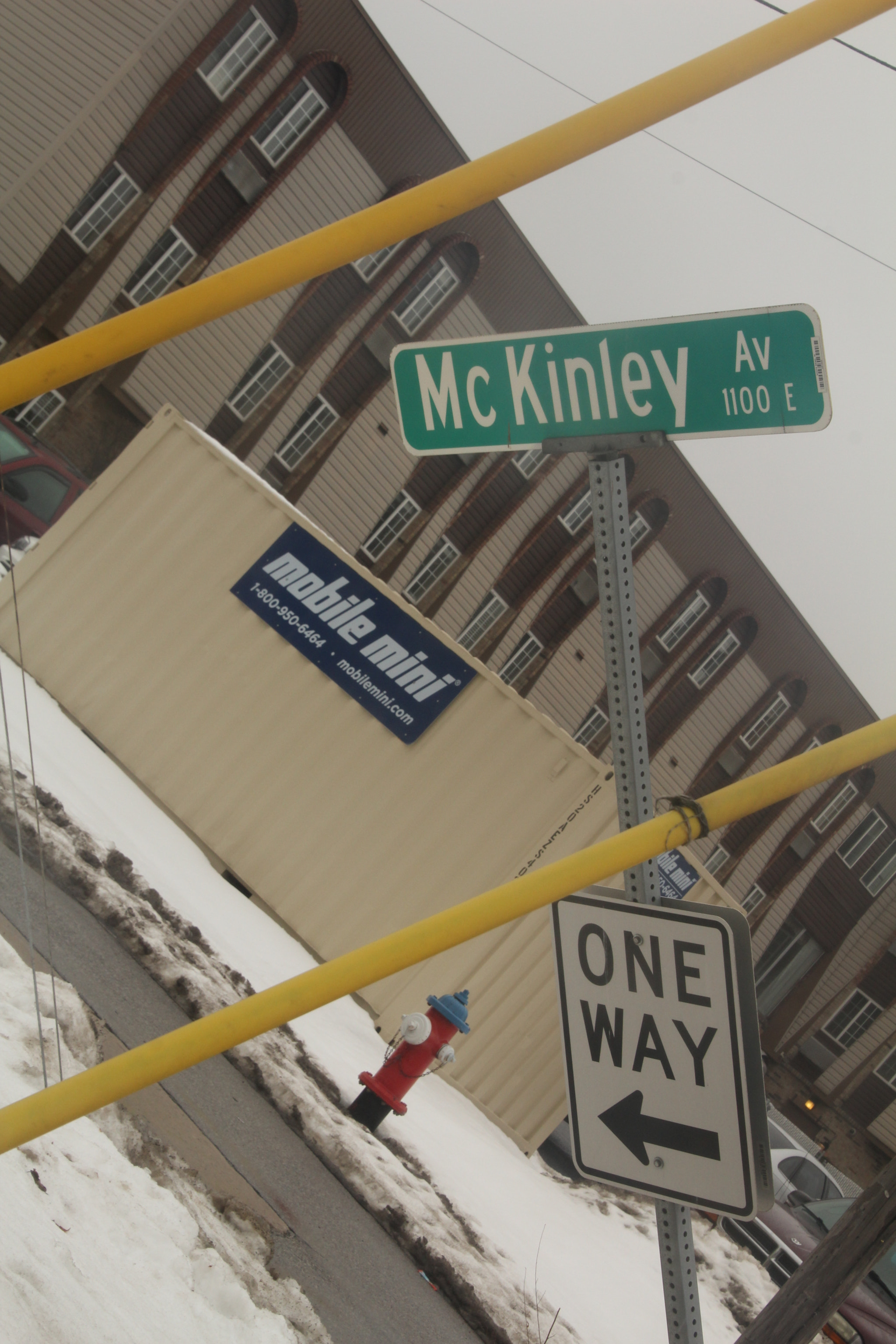 Canon EOS 1200D (EOS Rebel T5 / EOS Kiss X70 / EOS Hi) sample photo. Crooked street sign straight. 彎曲的路牌直。 曲がった通りの標識。 photography