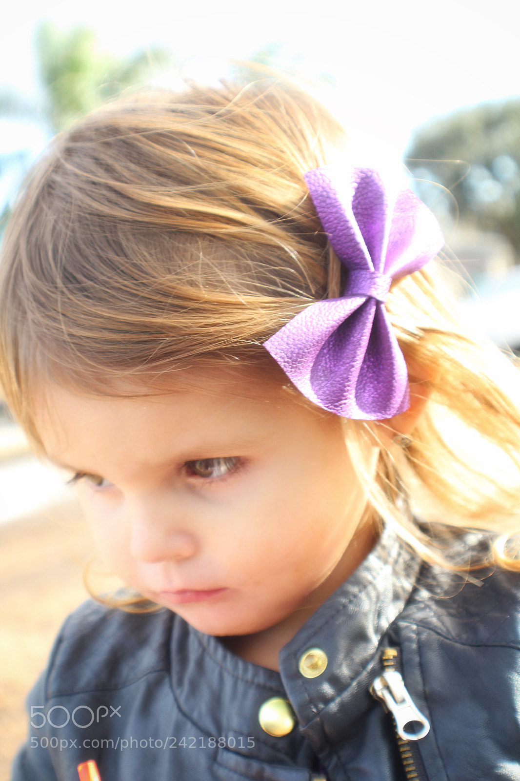 Canon EOS 1300D (EOS Rebel T6 / EOS Kiss X80) sample photo. Purple poses photography