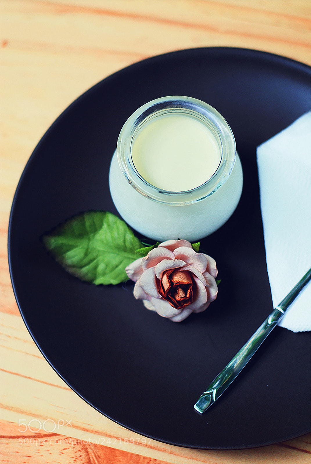 Nikon D80 sample photo. Yaourt on plate photography