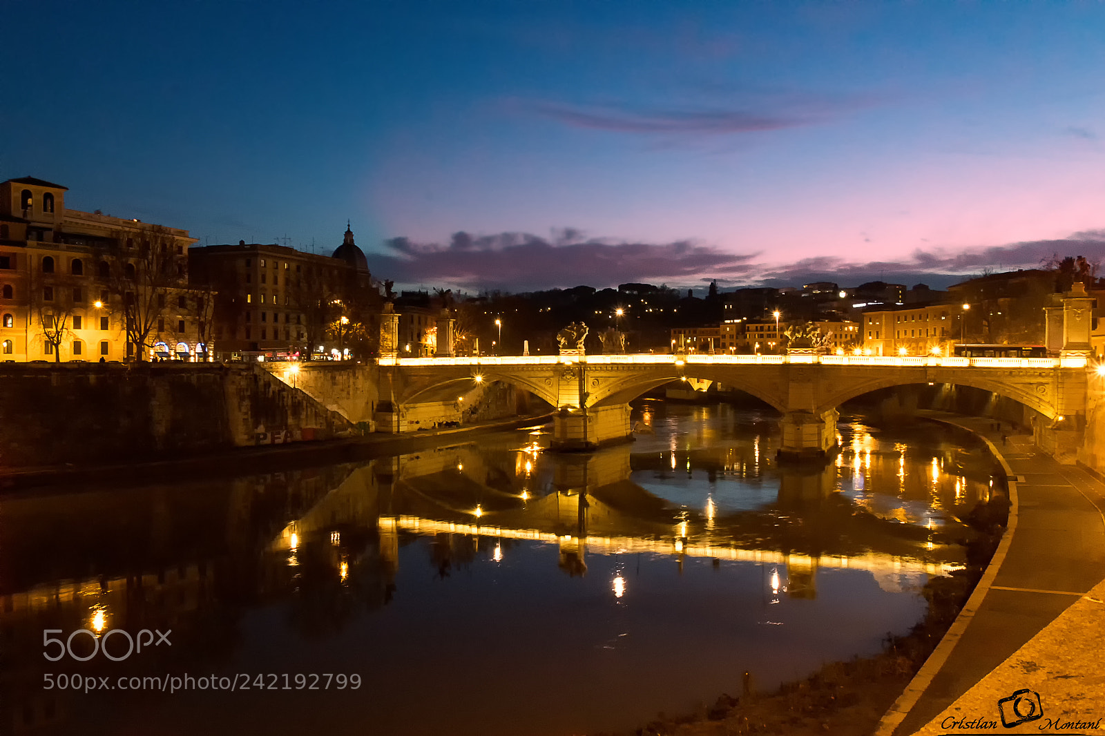 Canon EOS 1300D (EOS Rebel T6 / EOS Kiss X80) sample photo. Sunset reflection in rome photography