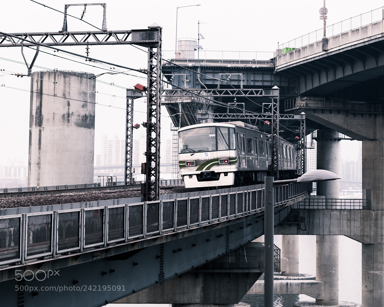Canon EOS 750D (EOS Rebel T6i / EOS Kiss X8i) sample photo. Seoul metro photography