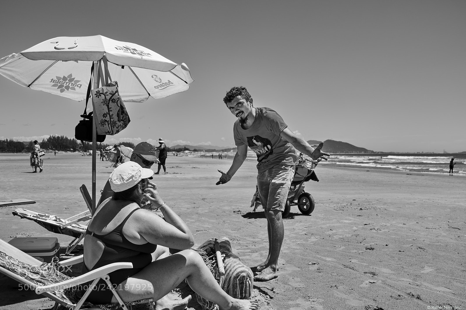 Sony Cyber-shot DSC-RX1R II sample photo. Strandverkäufer b&w photography