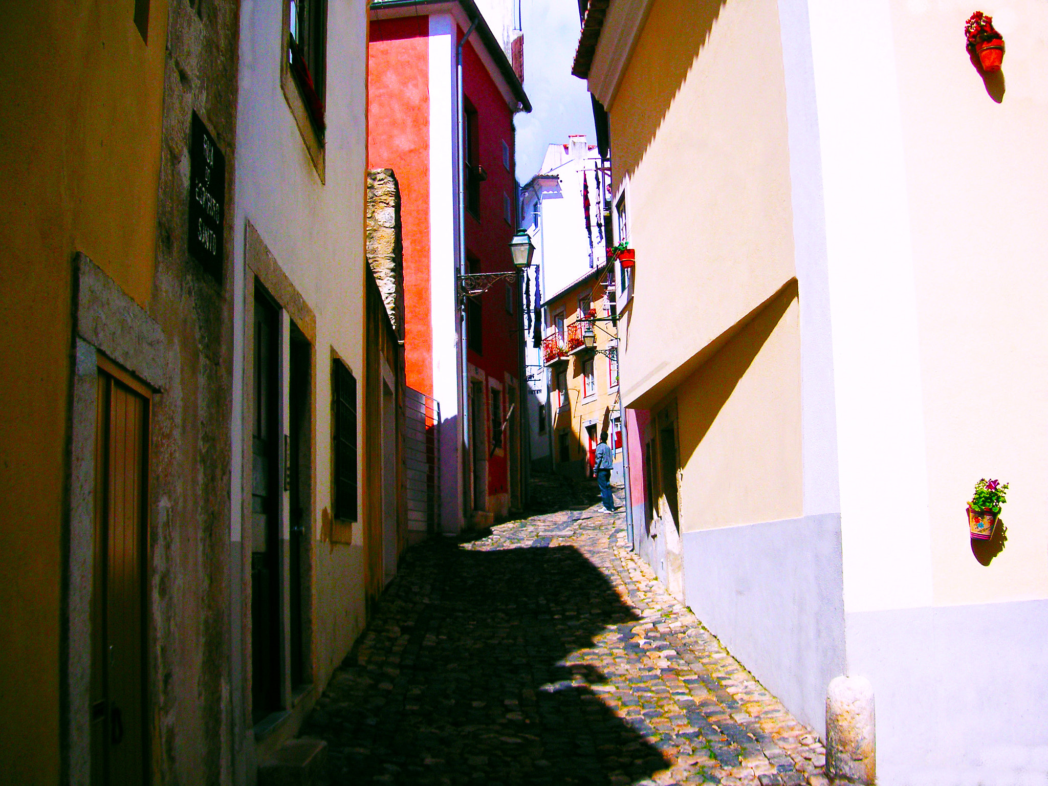 KONICA MINOLTA DiMAGE X50 sample photo. Rua do espirito santo. lisboa photography