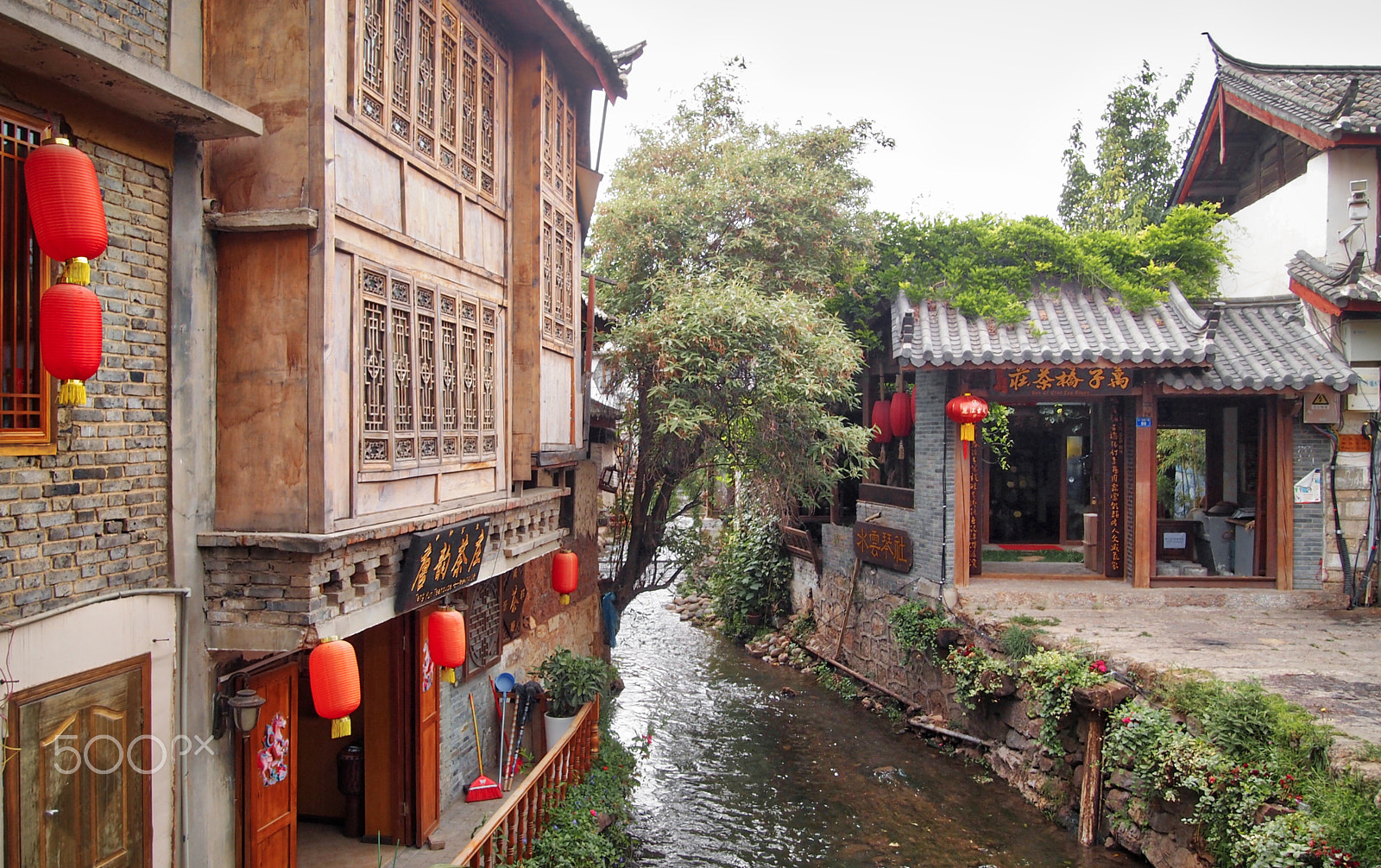 Olympus PEN E-PL2 sample photo. Lijiang old town streets photography
