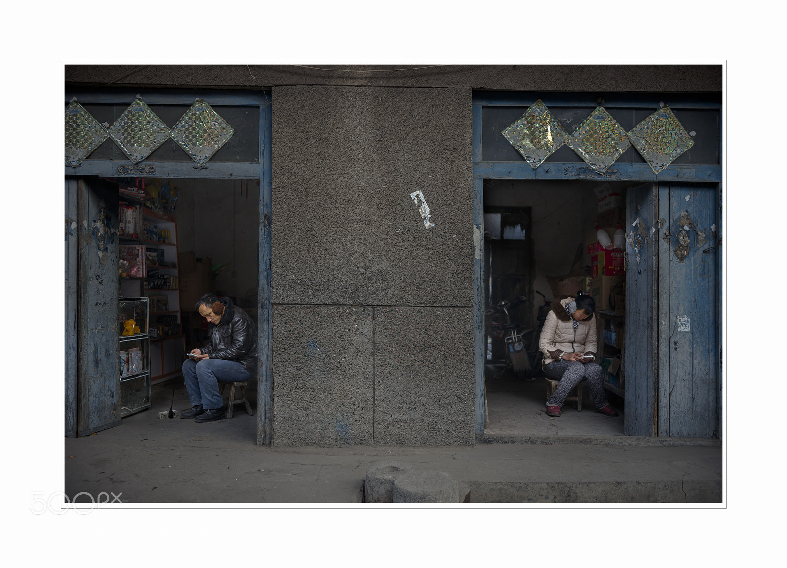 Sony Alpha a99 sample photo. 看着手机的小店老板们 photography