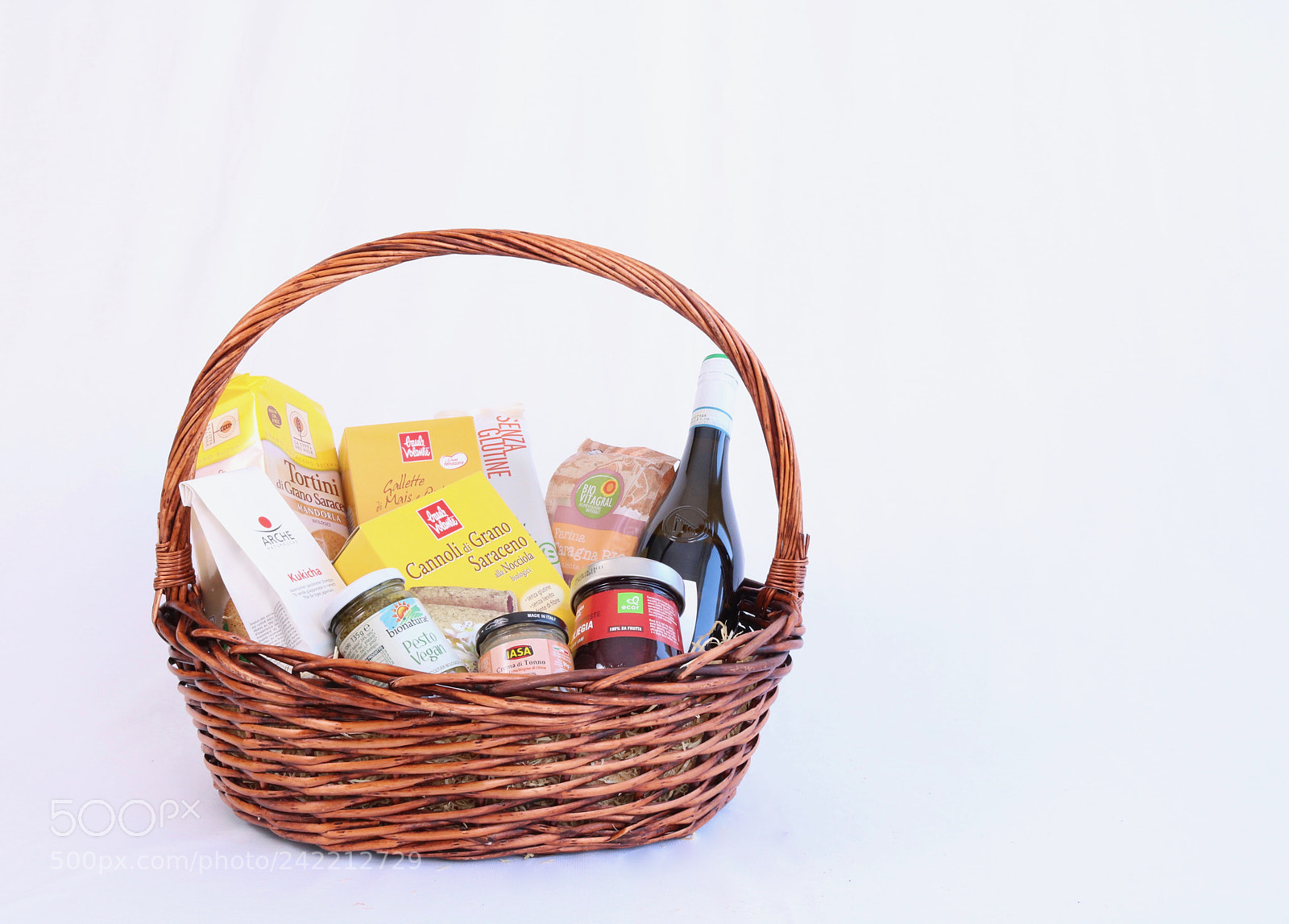 Canon EOS 750D (EOS Rebel T6i / EOS Kiss X8i) sample photo. Basket of organic products photography