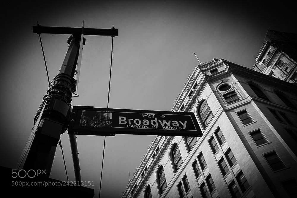 Canon EOS 550D (EOS Rebel T2i / EOS Kiss X4) sample photo. Broadway street photography