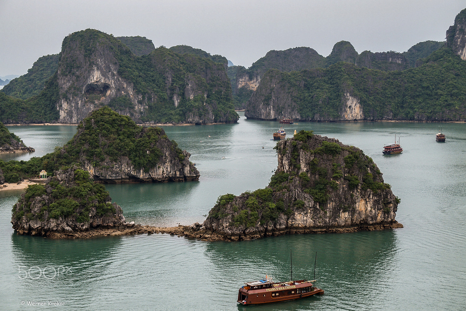 Olympus E-330 (EVOLT E-330) sample photo. Halong bucht, vietnam photography