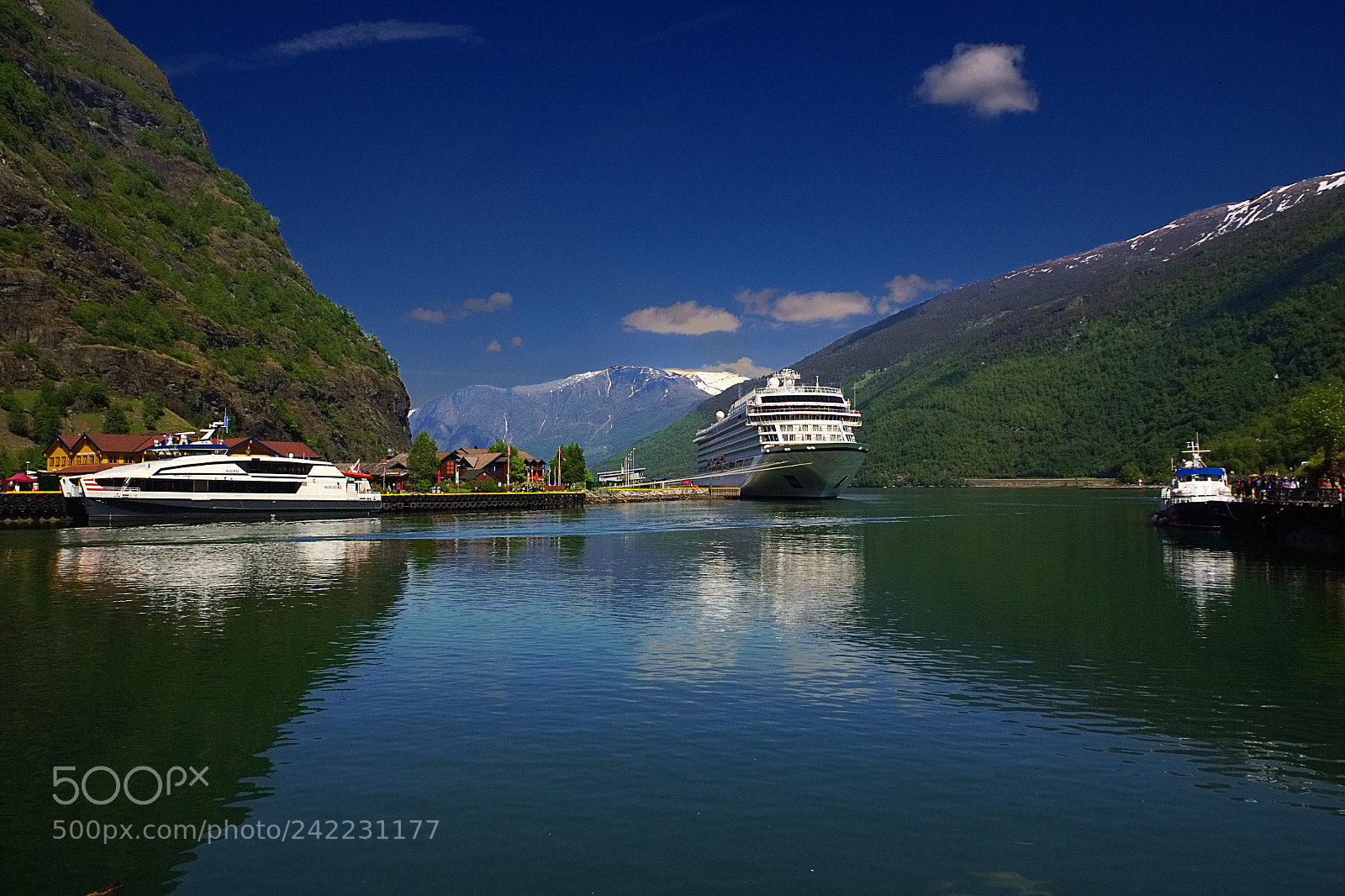 Canon EOS 550D (EOS Rebel T2i / EOS Kiss X4) sample photo. A crowded fjord photography