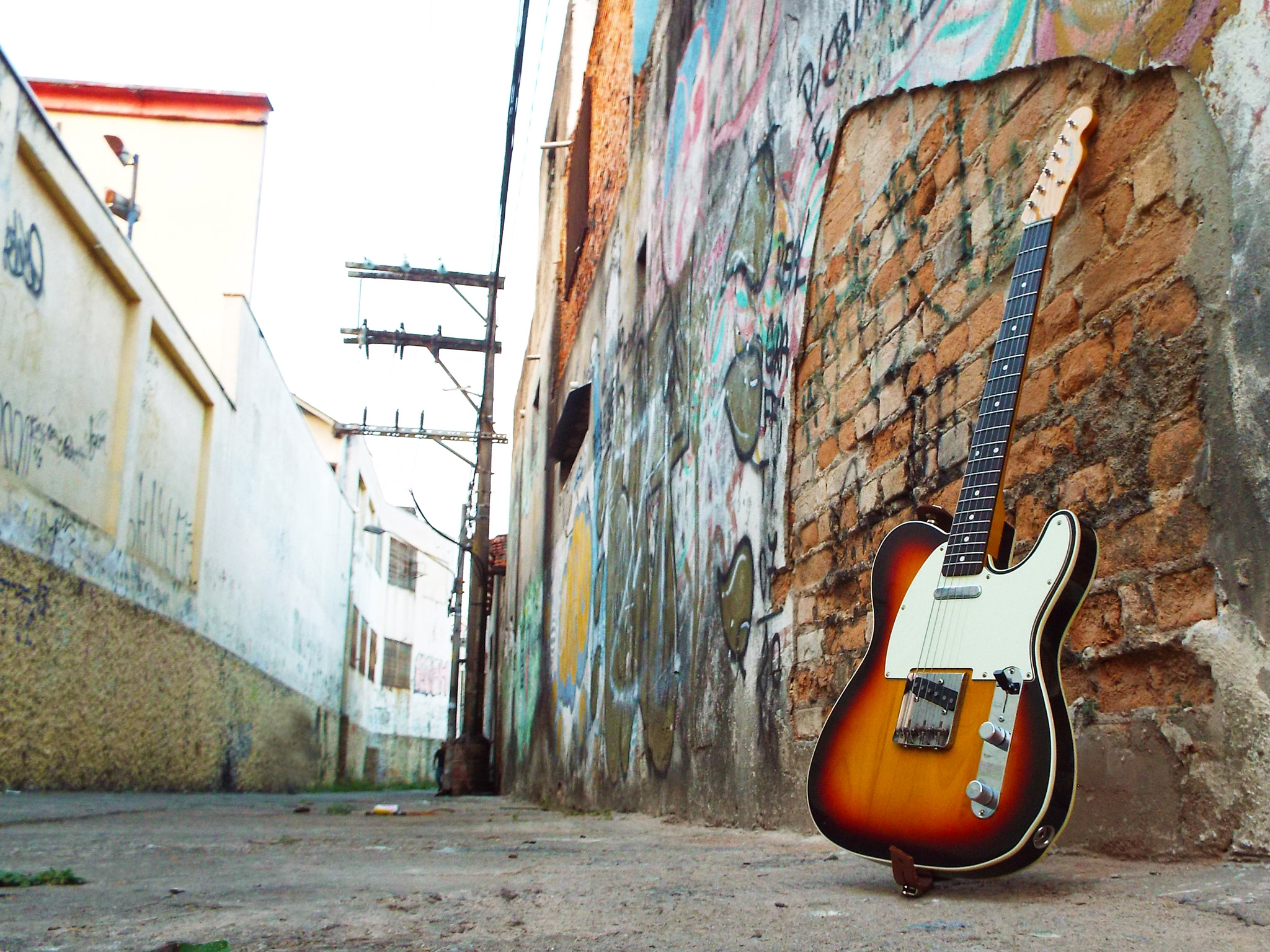 Fujifilm FinePix S8200 sample photo. Telecaster in an alley photography