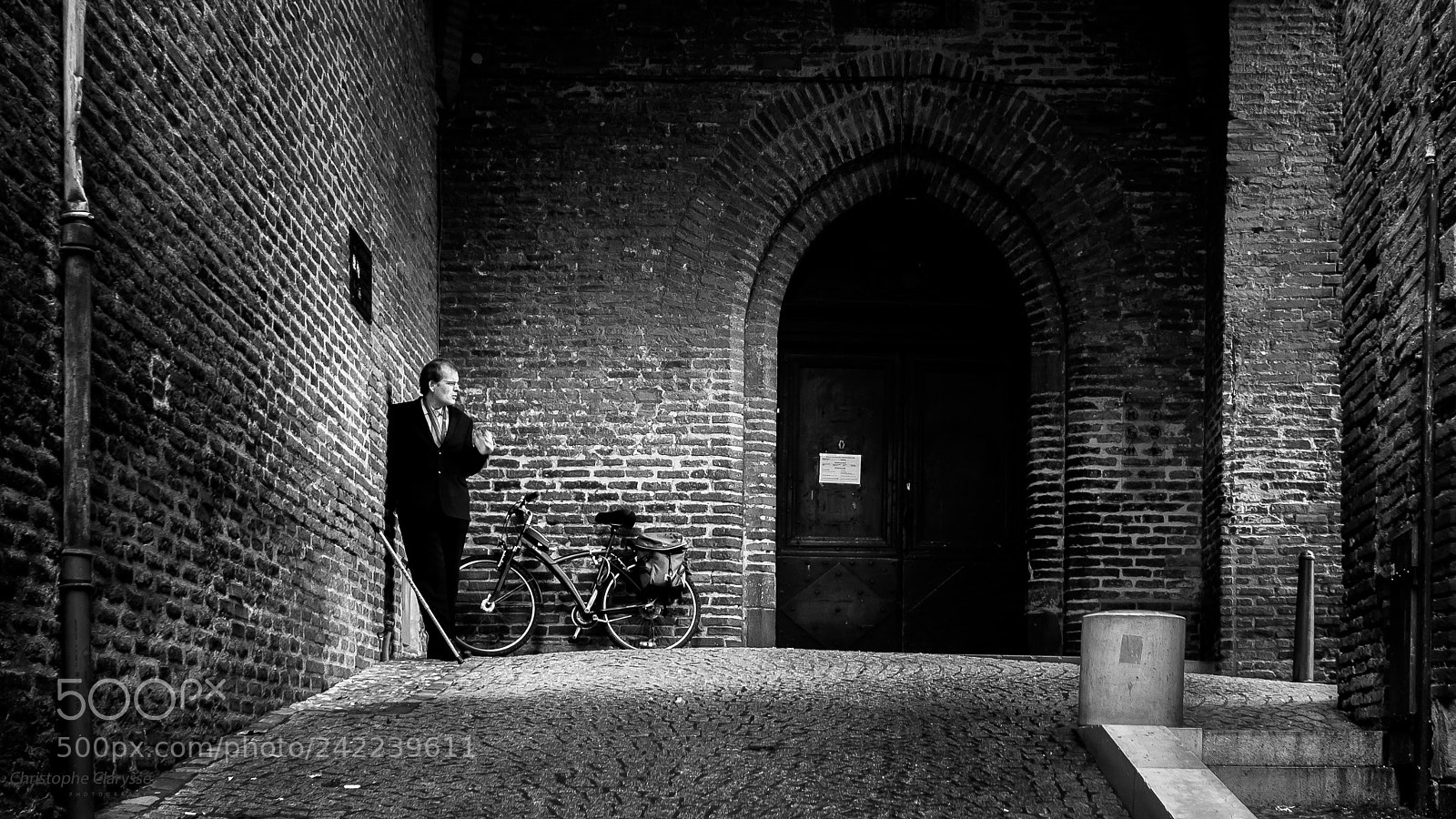 Olympus PEN-F sample photo. Par la porte photography