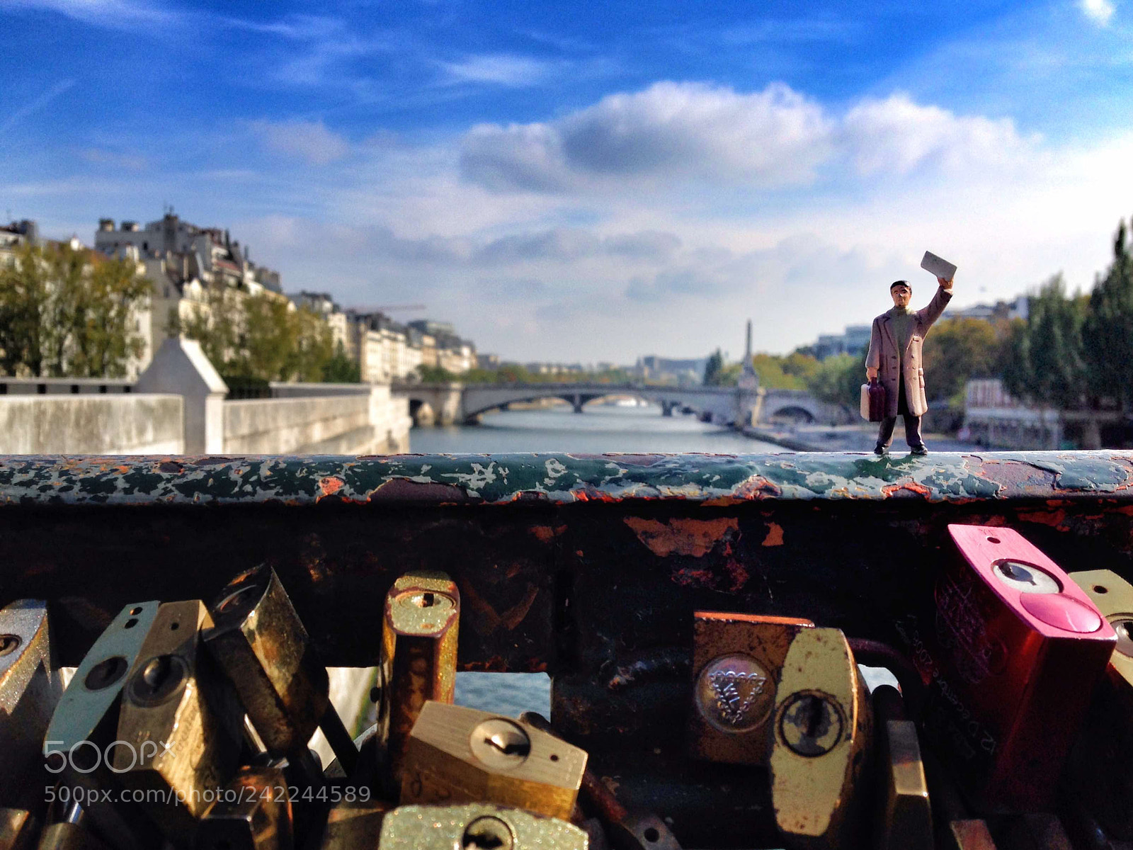Apple iPhone 5 sample photo. Mini man in paris photography