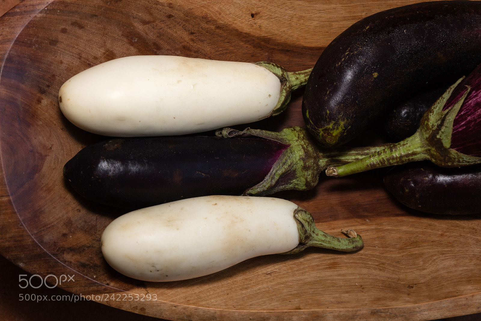 Canon EOS 5DS R sample photo. Black and white aubergines photography