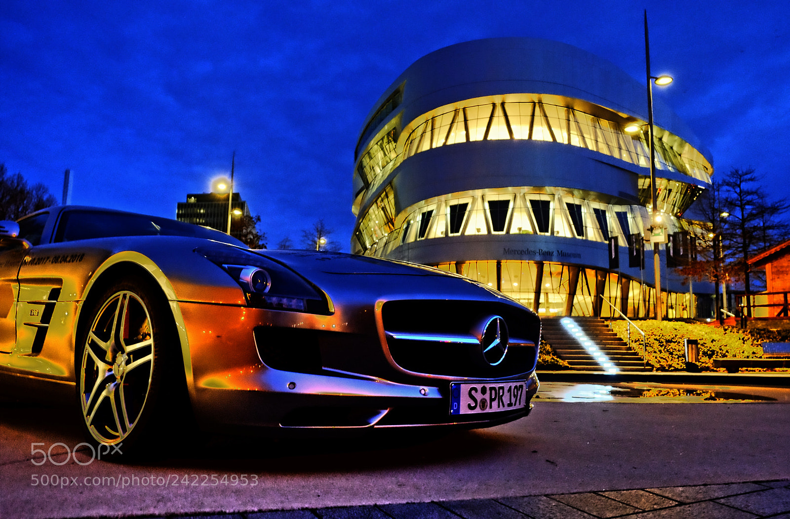 Fujifilm X-M1 sample photo. Mercedes and museum photography