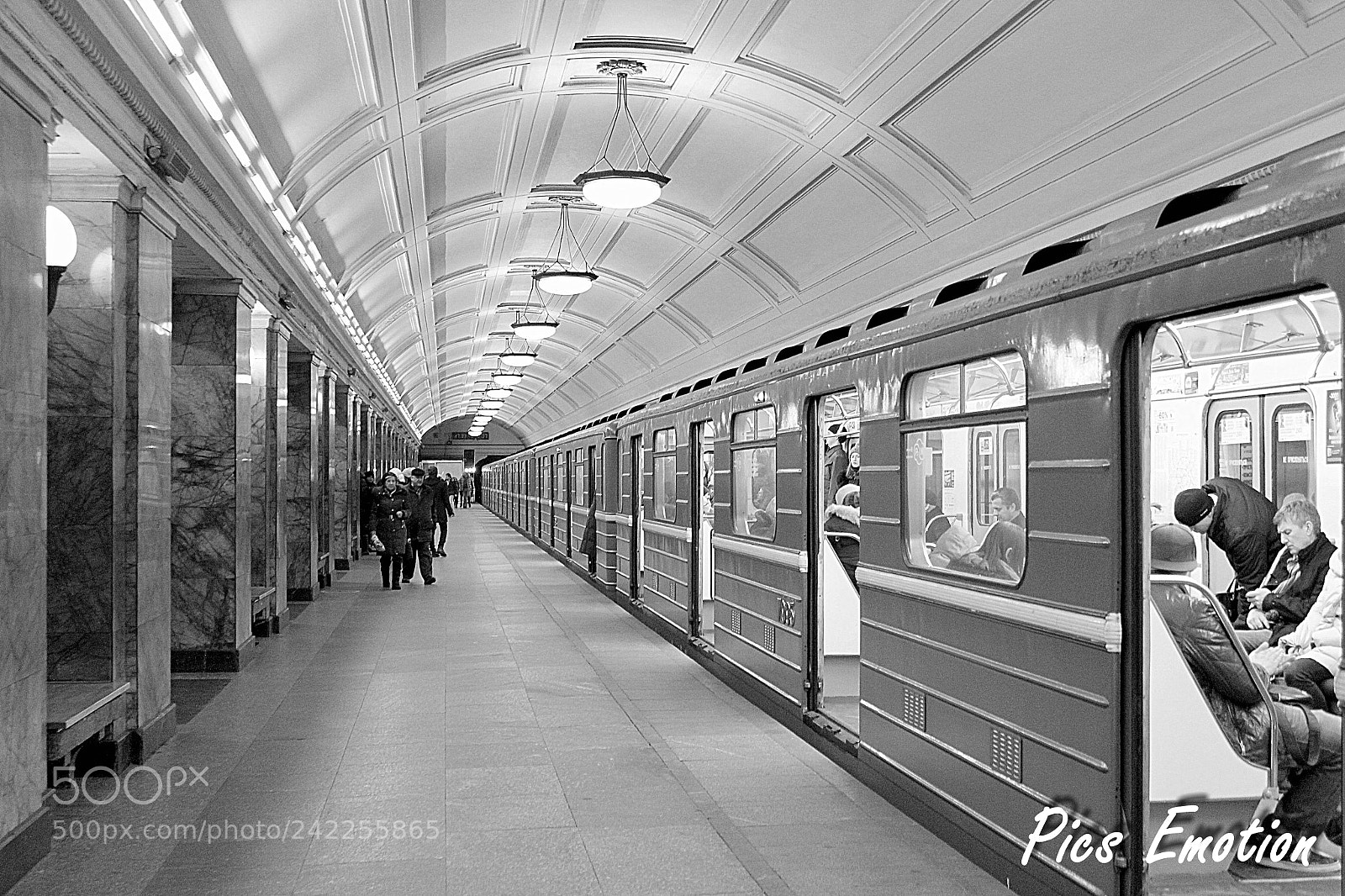 Canon EOS 550D (EOS Rebel T2i / EOS Kiss X4) sample photo. Metro moscow photography