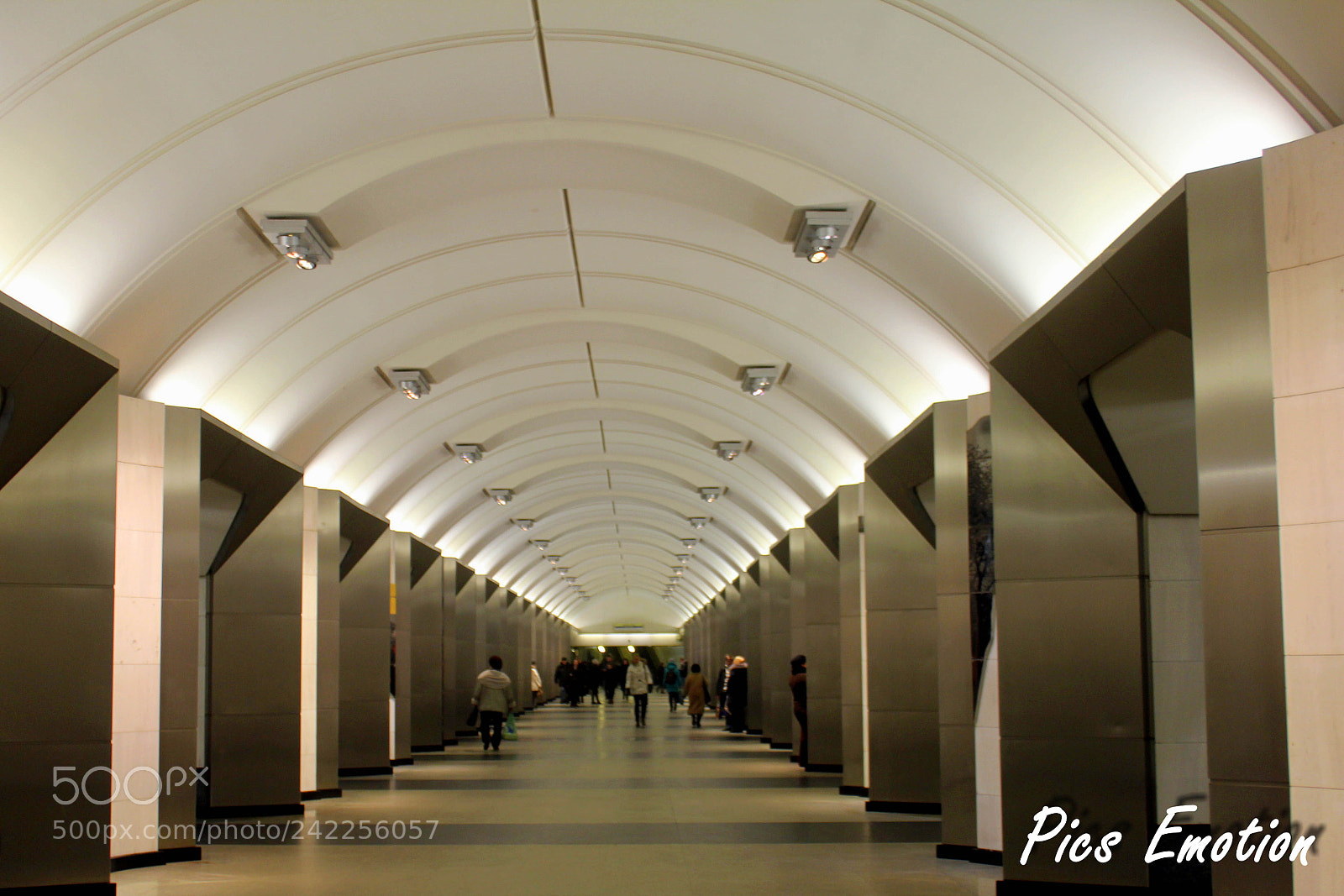 Canon EOS 550D (EOS Rebel T2i / EOS Kiss X4) sample photo. Metro moscow photography