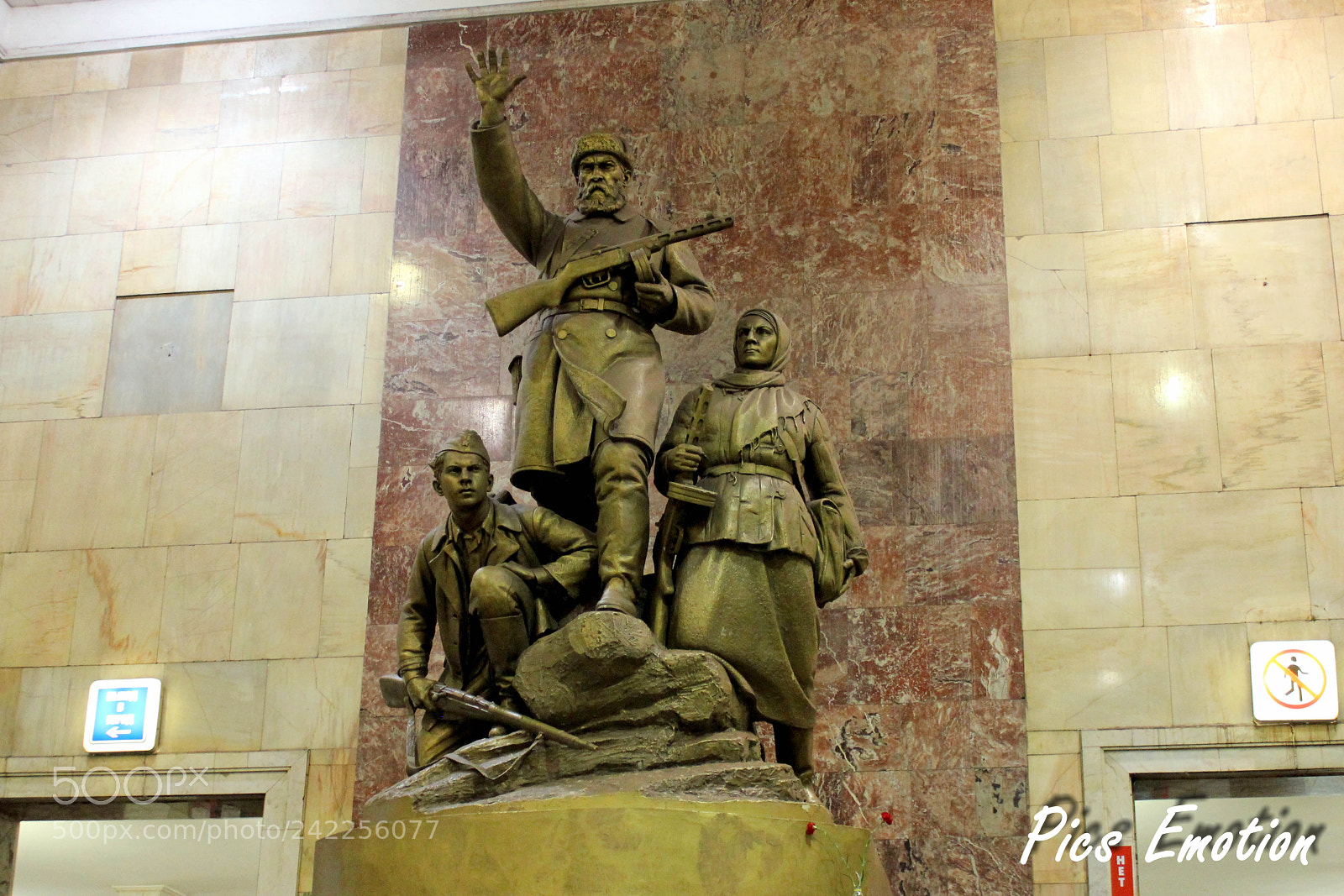 Canon EOS 550D (EOS Rebel T2i / EOS Kiss X4) sample photo. Metro moscow photography