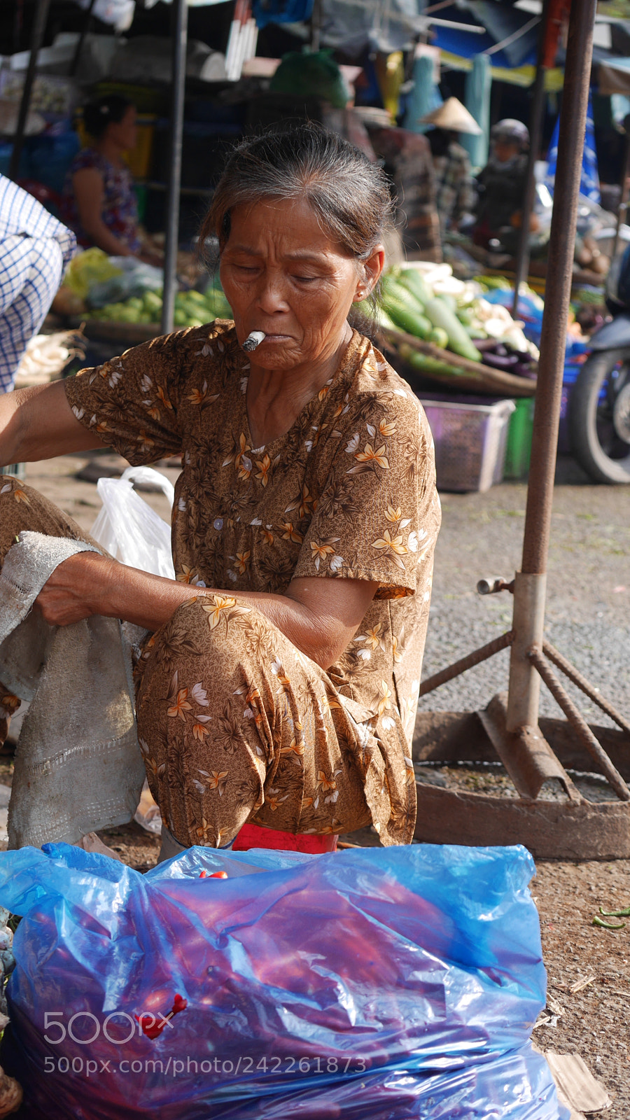 Panasonic Lumix DMC-GX7 sample photo. Saleswoman on market photography