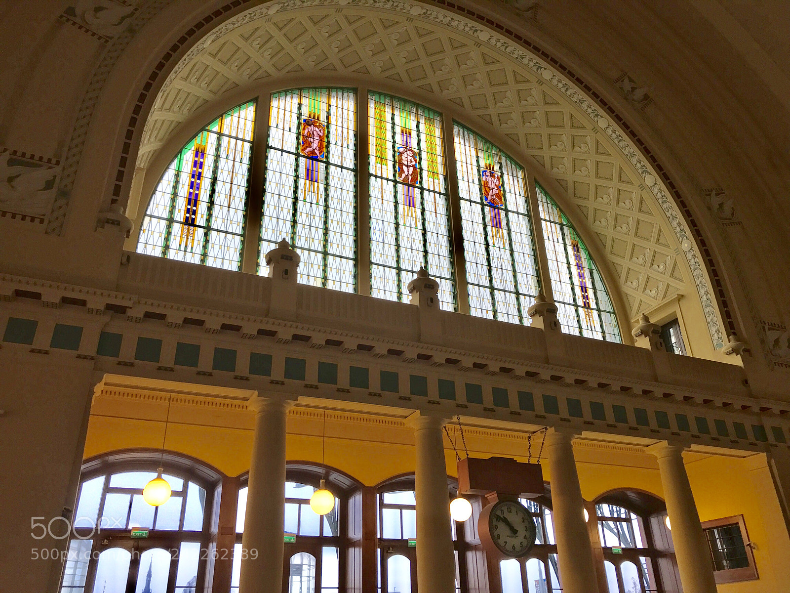 Apple iPhone 7 Plus sample photo. Bahnhofshalle hlavni nadrazi prag photography