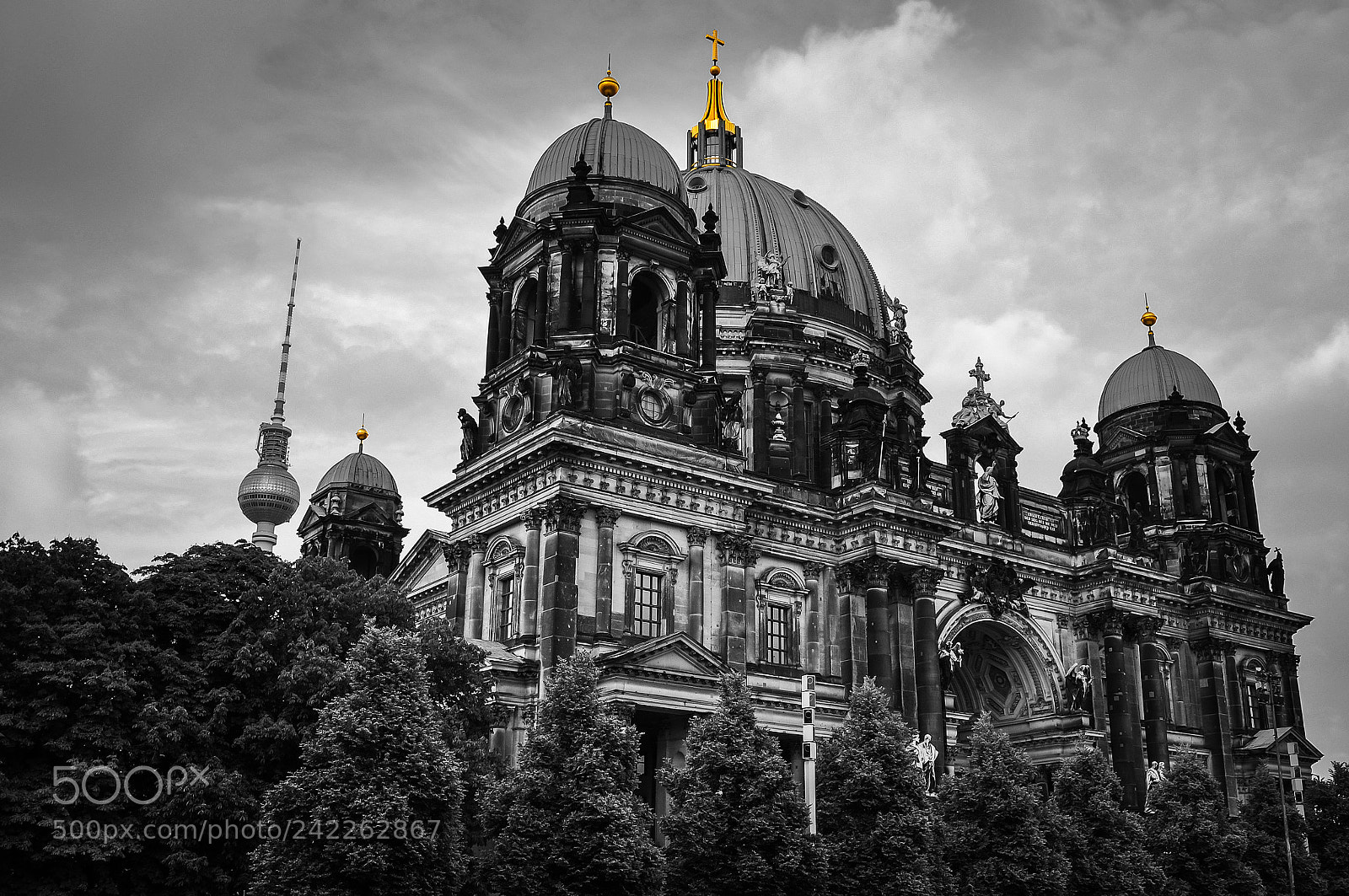 Nikon D90 sample photo. Golden berlin. the forgotten photography
