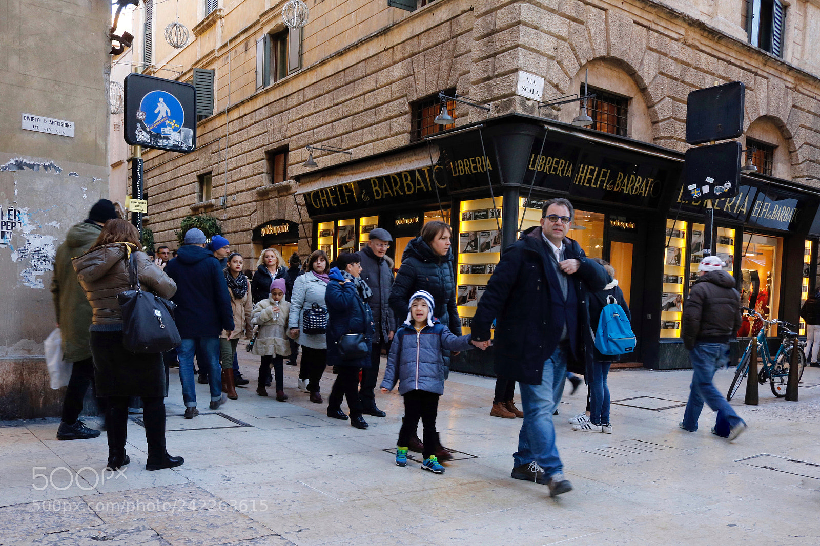 Canon EOS 750D (EOS Rebel T6i / EOS Kiss X8i) sample photo. Walking around in verona photography