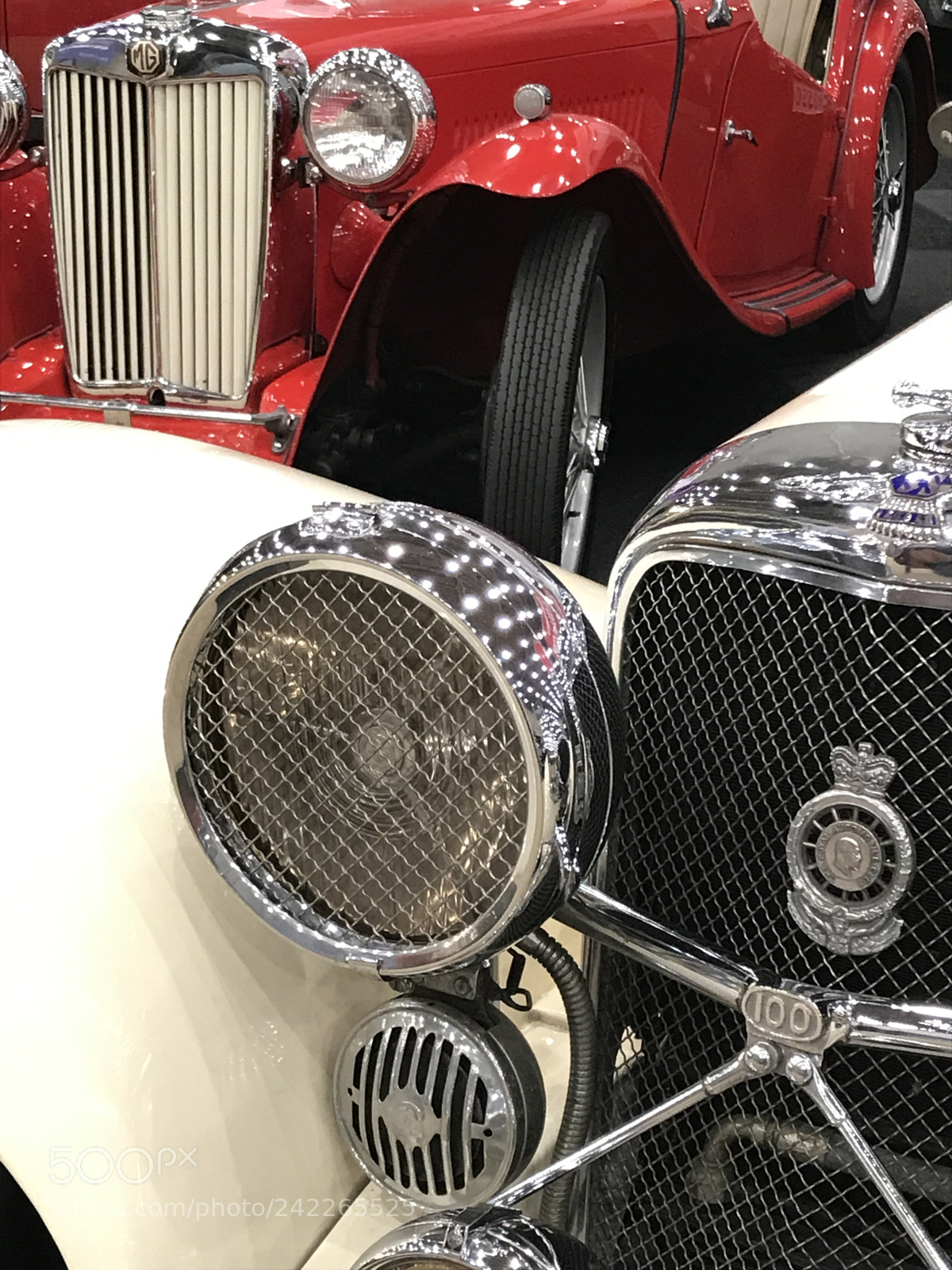 Apple iPhone 7 sample photo. Classic red and white photography