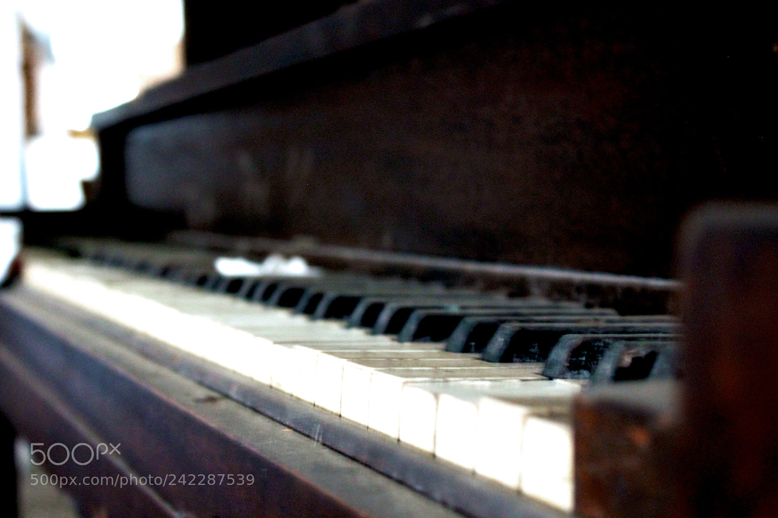 Canon EOS 1200D (EOS Rebel T5 / EOS Kiss X70 / EOS Hi) sample photo. Old piano photography