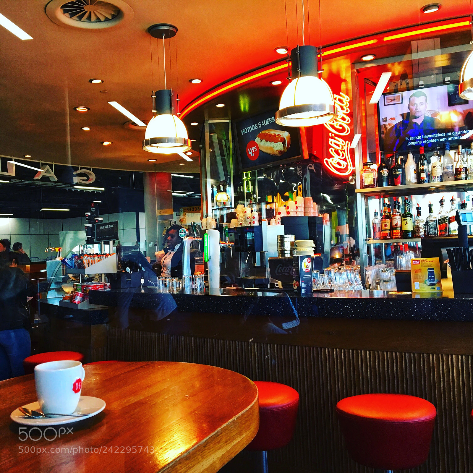 Apple iPhone 6s sample photo. The airport bar at photography
